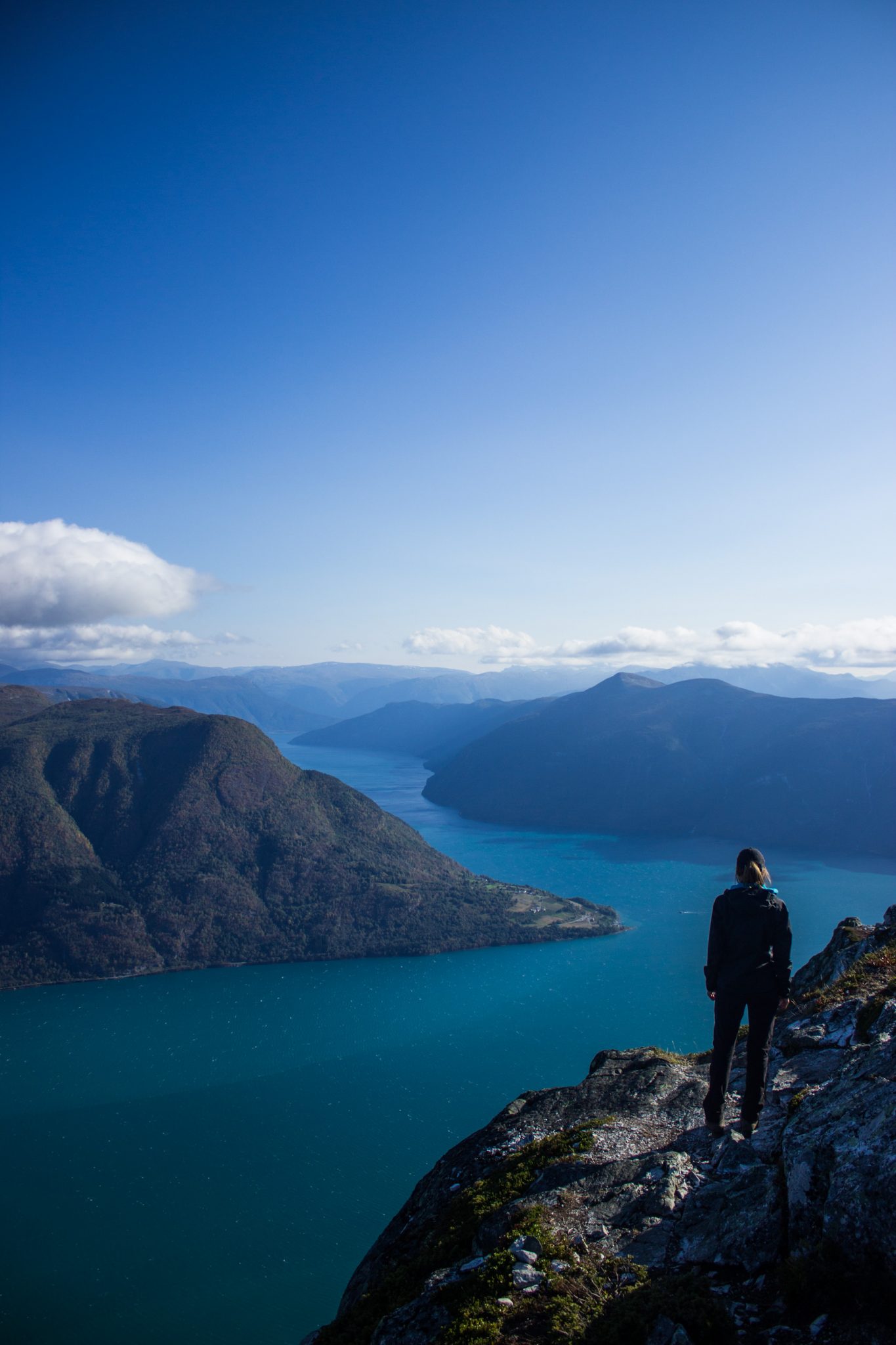 Wanderung auf den Molden mit Aussicht auf den Lustrafjord bei Hafslo in Vestland, Norwegen, Start beim Wanderparkplatz Molden in der Nähe der Sognefjellet Straße, traumhafte Aussichten während des Rundweges auf dem Molden