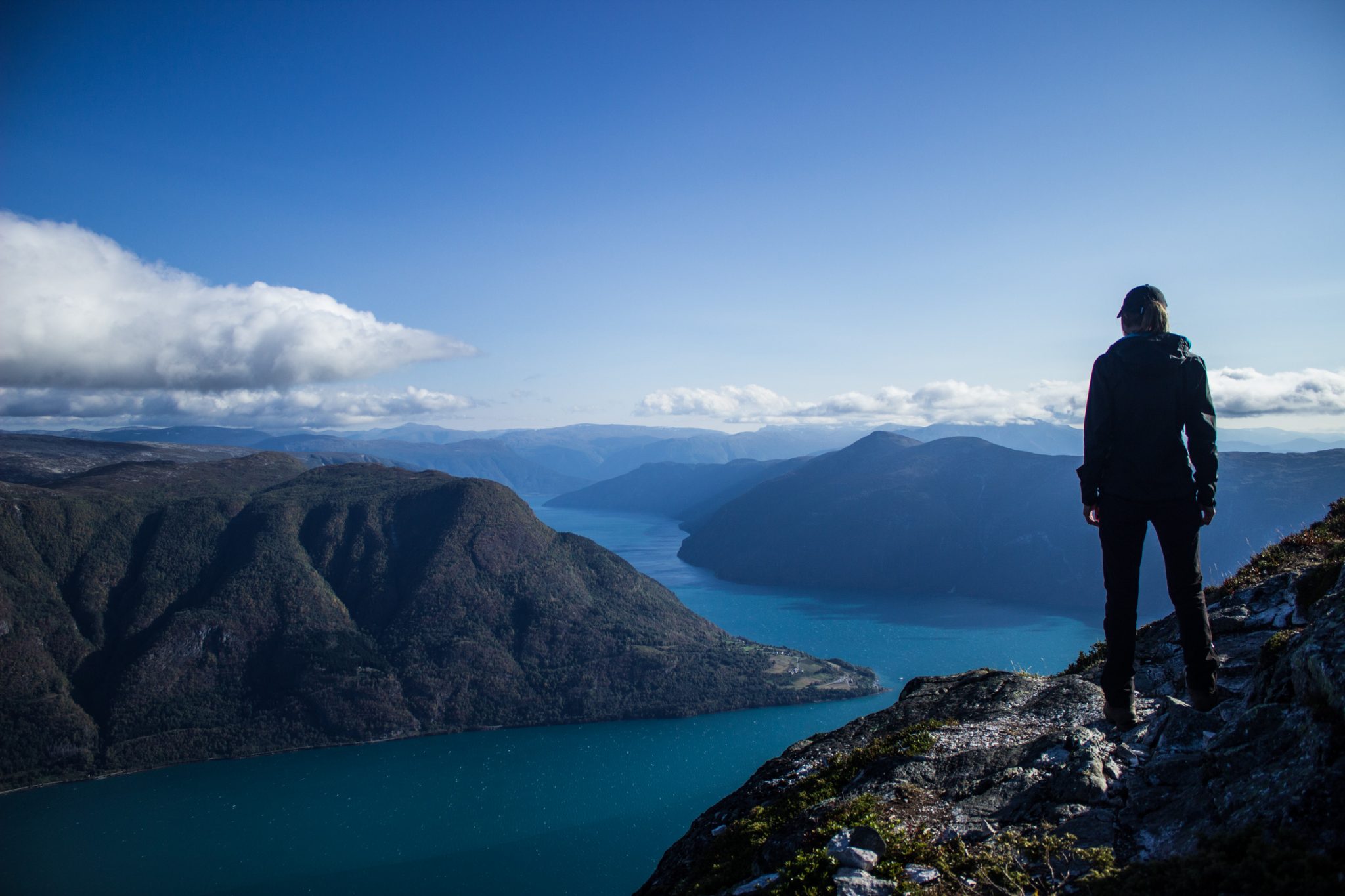 Wanderung auf den Molden mit Aussicht auf den Lustrafjord bei Hafslo in Vestland, Norwegen, Start beim Wanderparkplatz Molden in der Nähe der Sognefjellet Straße, traumhafte Aussichten während des Rundweges auf dem Molden