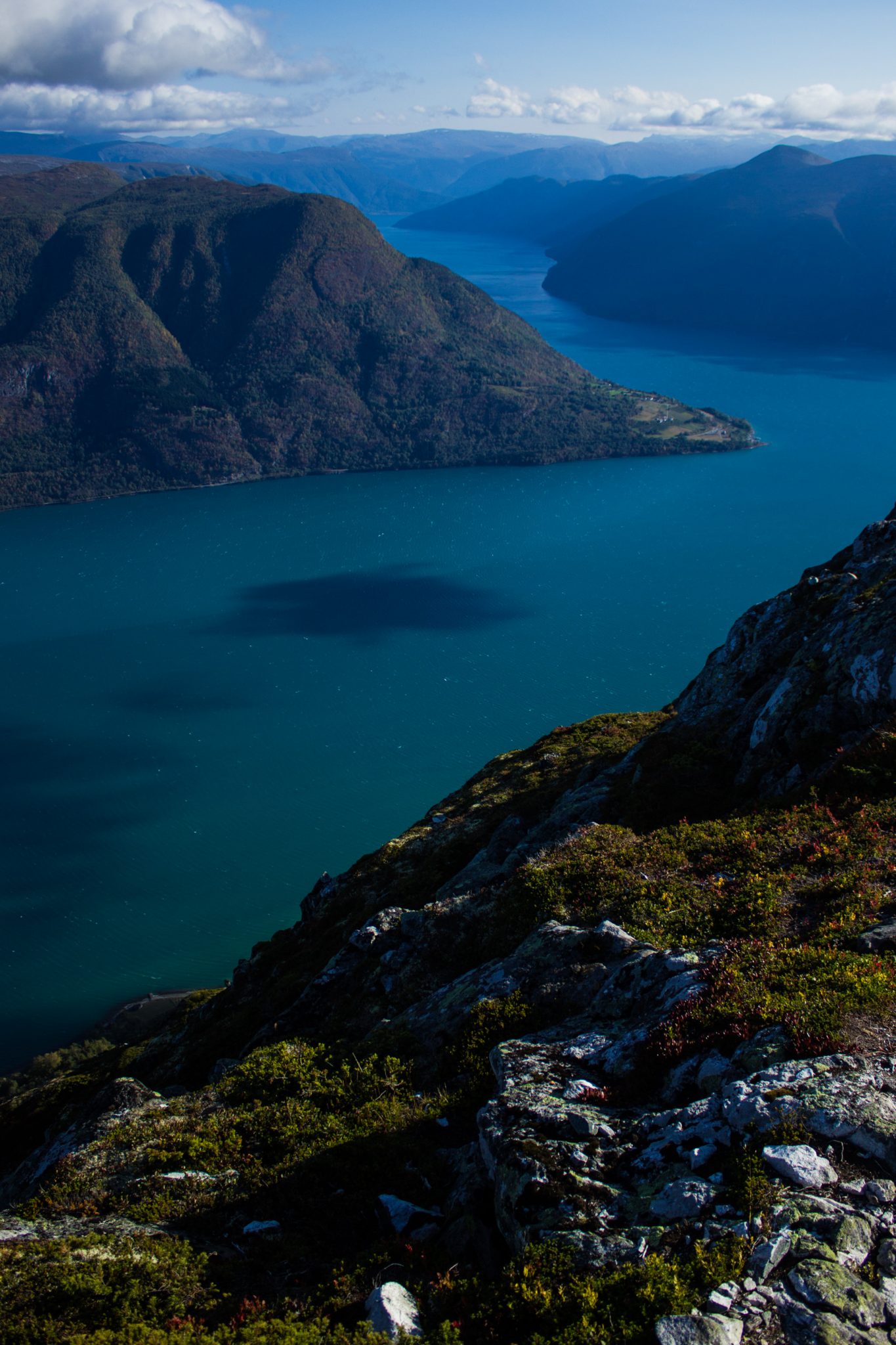 Wanderung auf den Molden mit Aussicht auf den Lustrafjord bei Hafslo in Vestland, Norwegen, Start beim Wanderparkplatz Molden in der Nähe der Sognefjellet Straße, traumhafte Aussichten während des Rundweges auf dem Molden