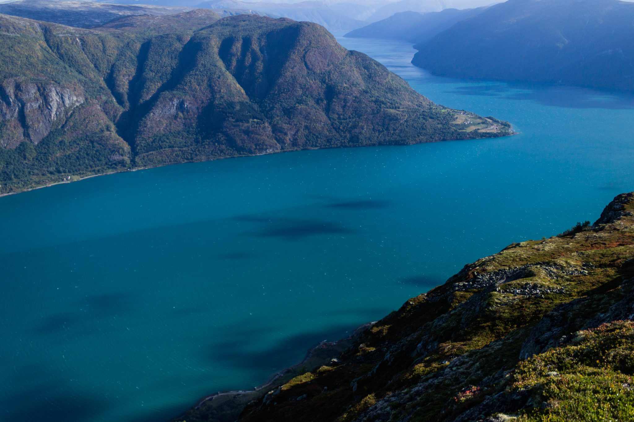 Wanderung auf den Molden mit Aussicht auf den Lustrafjord bei Hafslo in Vestland, Norwegen, Start beim Wanderparkplatz Molden in der Nähe der Sognefjellet Straße, traumhafte Aussichten während des Rundweges auf dem Molden