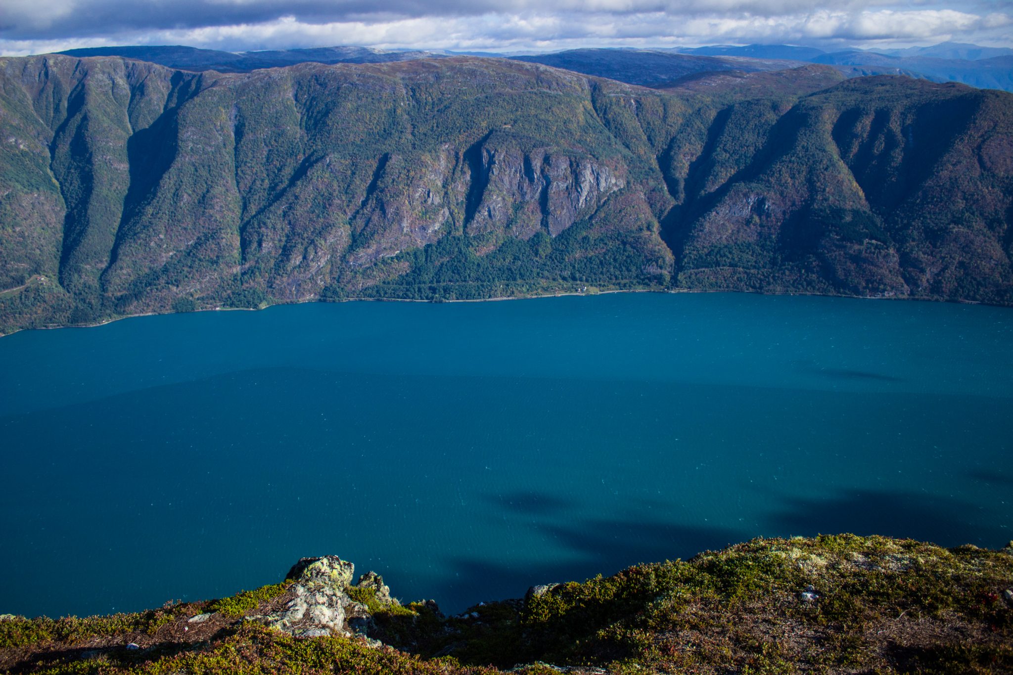Wanderung auf den Molden mit Aussicht auf den Lustrafjord bei Hafslo in Vestland, Norwegen, Start beim Wanderparkplatz Molden in der Nähe der Sognefjellet Straße, traumhafte Aussichten während des Rundweges auf dem Molden