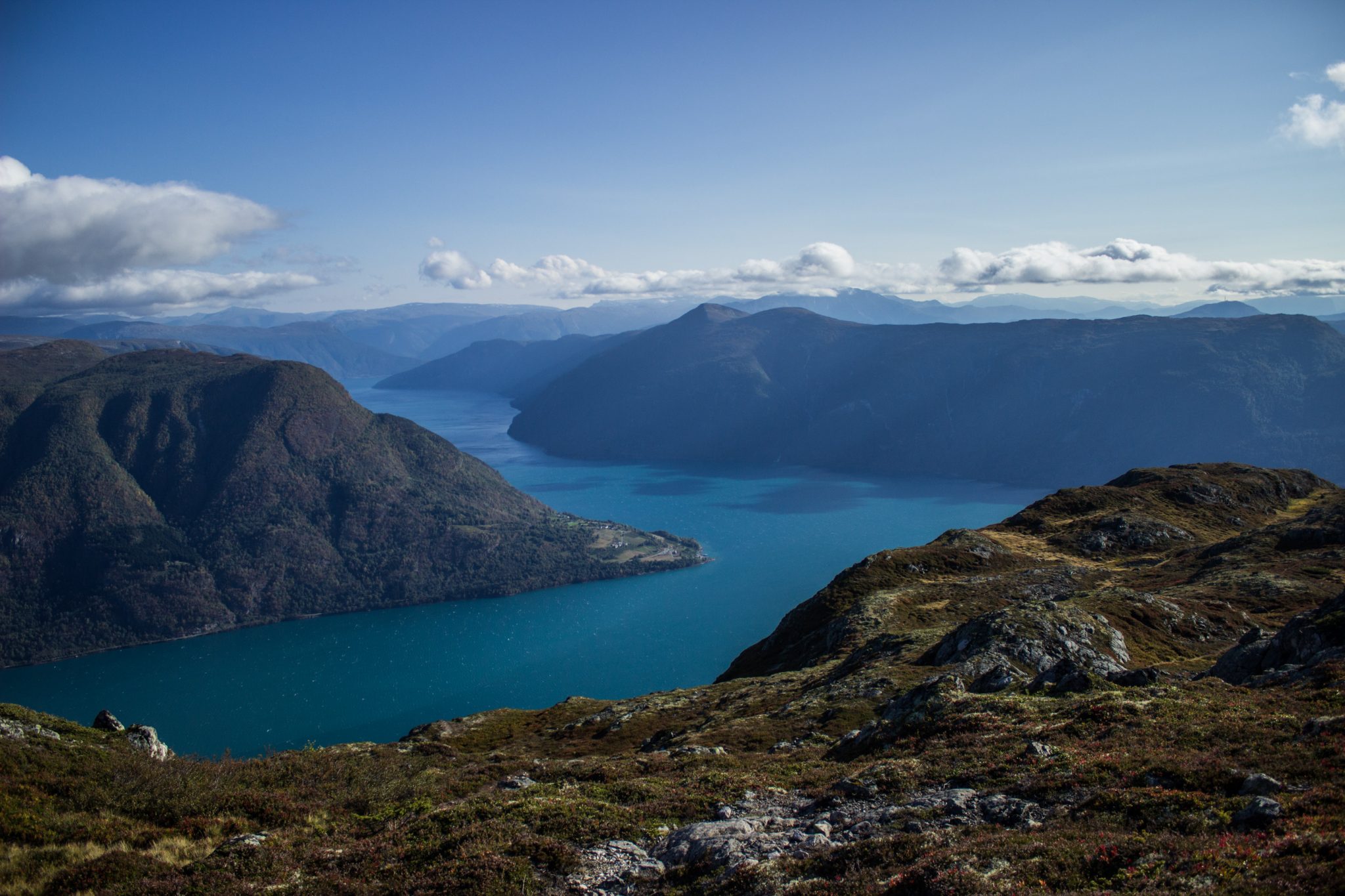 Wanderung auf den Molden mit Aussicht auf den Lustrafjord bei Hafslo in Vestland, Norwegen, Start beim Wanderparkplatz Molden in der Nähe der Sognefjellet Straße, traumhafte Aussichten während des Rundweges auf dem Molden