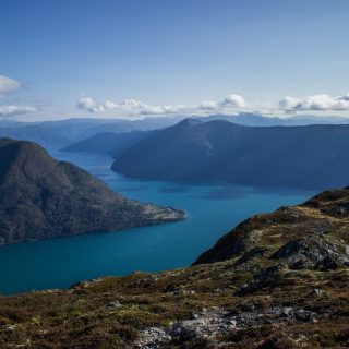 Wanderung auf den Molden mit Aussicht auf den Lustrafjord bei Hafslo in Vestland, Norwegen, Start beim Wanderparkplatz Molden in der Nähe der Sognefjellet Straße, traumhafte Aussichten während des Rundweges auf dem Molden