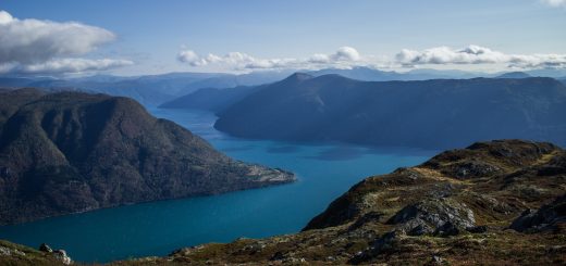 Wanderung auf den Molden mit Aussicht auf den Lustrafjord bei Hafslo in Vestland, Norwegen, Start beim Wanderparkplatz Molden in der Nähe der Sognefjellet Straße, traumhafte Aussichten während des Rundweges auf dem Molden
