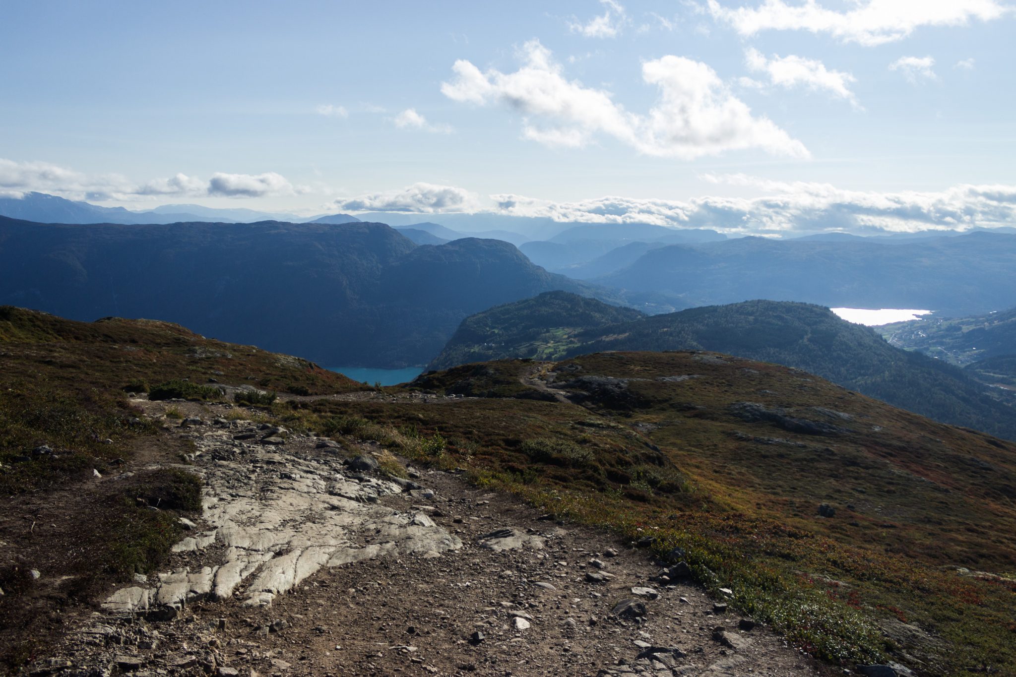 Wanderung auf den Molden mit Aussicht auf den Lustrafjord bei Hafslo in Vestland, Norwegen, Start beim Wanderparkplatz Molden in der Nähe der Sognefjellet Straße, traumhafte Aussichten während des Rundweges auf dem Molden