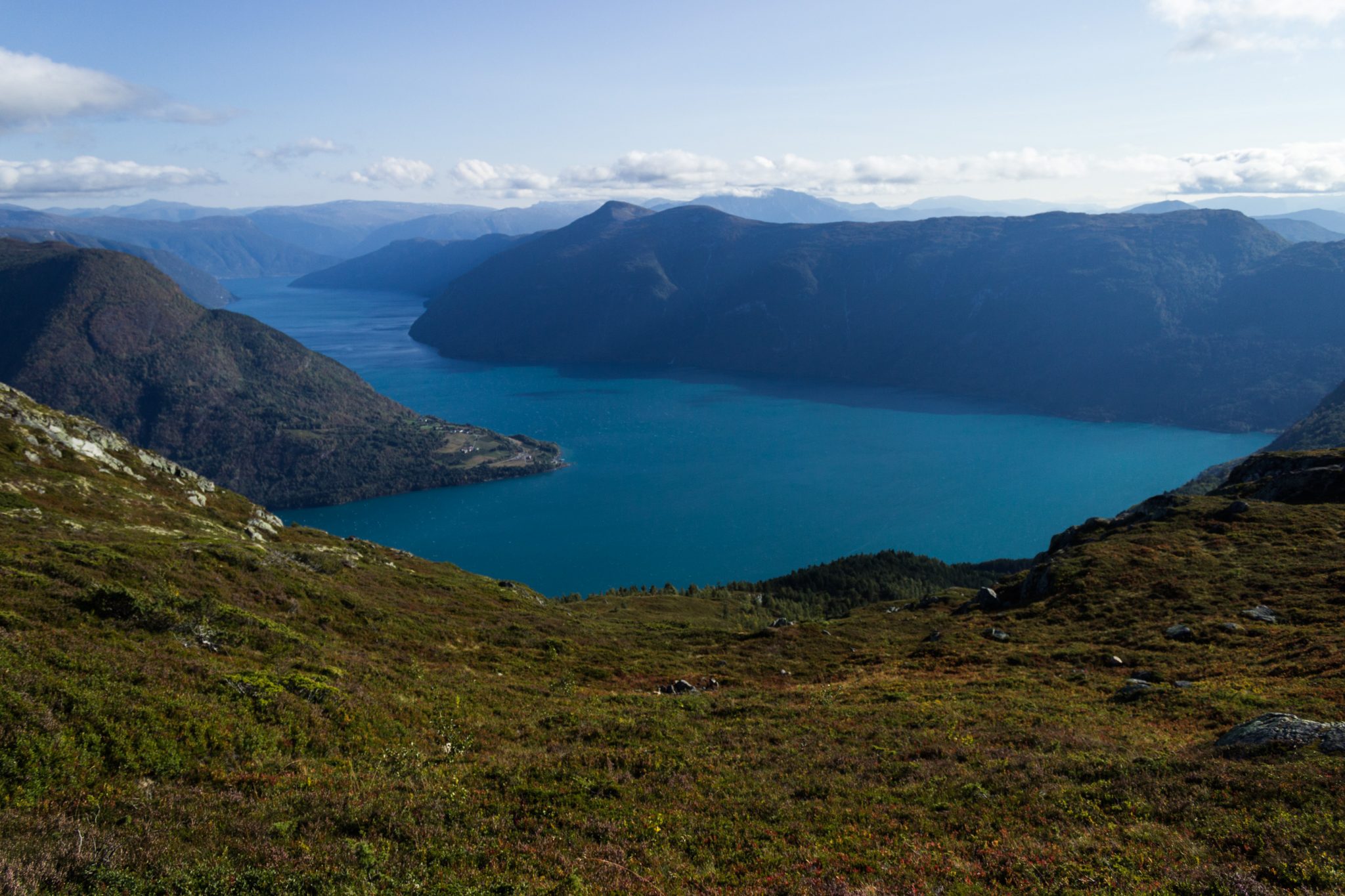 Wanderung auf den Molden mit Aussicht auf den Lustrafjord bei Hafslo in Vestland, Norwegen, Start beim Wanderparkplatz Molden in der Nähe der Sognefjellet Straße, traumhafte Aussichten während des Rundweges auf dem Molden