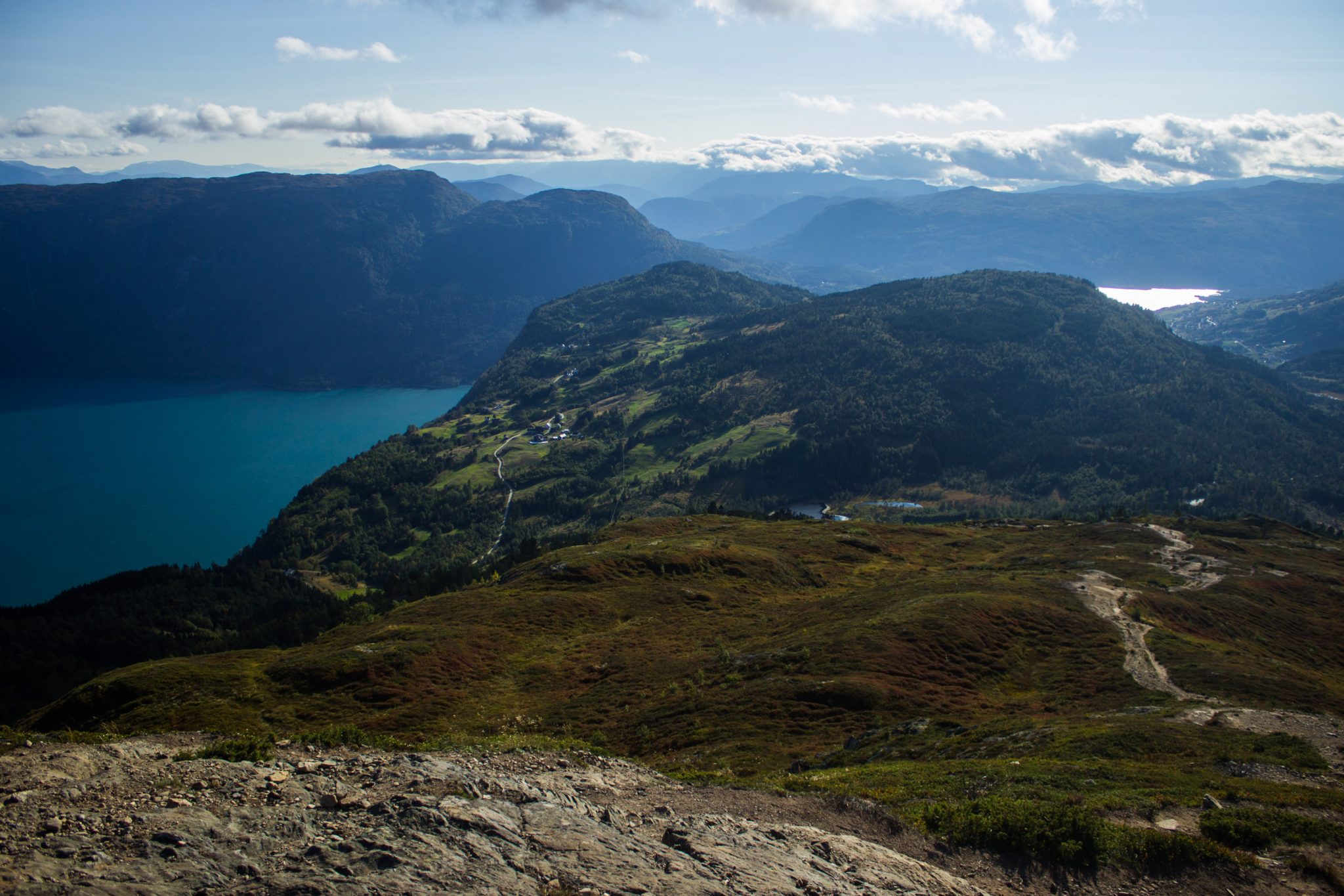 Wanderung auf den Molden mit Aussicht auf den Lustrafjord bei Hafslo in Vestland, Norwegen, Start beim Wanderparkplatz Molden in der Nähe der Sognefjellet Straße, während des Abstiegs vom Berg Molden gibt es abermals tolle Aussichten