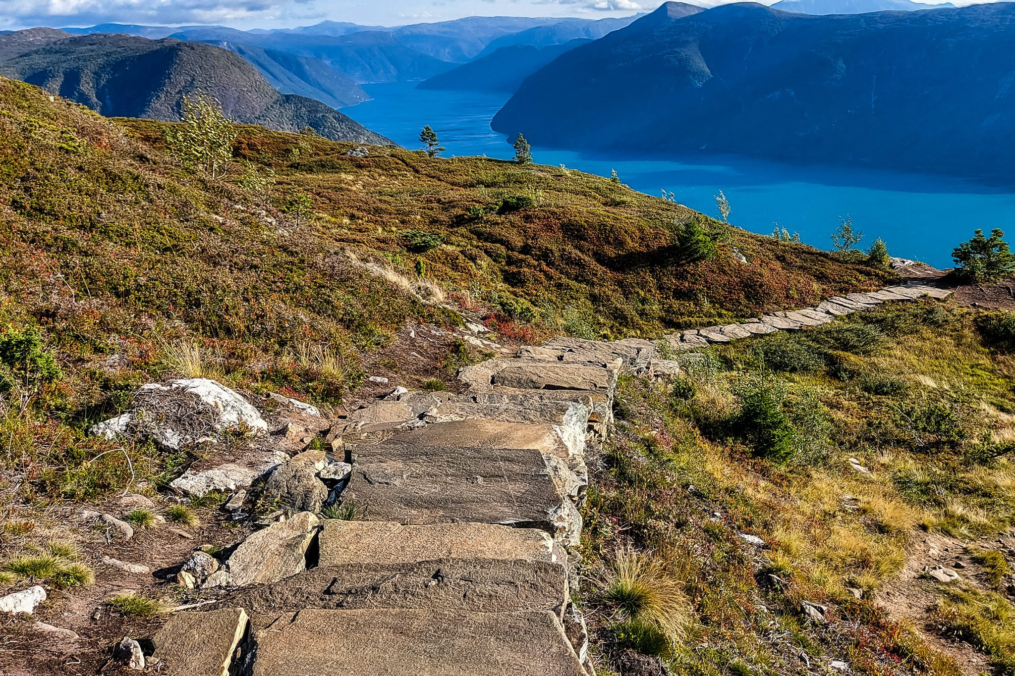Wanderung auf den Molden mit Aussicht auf den Lustrafjord bei Hafslo in Vestland, Norwegen, Start beim Wanderparkplatz Molden in der Nähe der Sognefjellet Straße, während des Abstiegs vom Berg Molden gibt es abermals tolle Aussichten