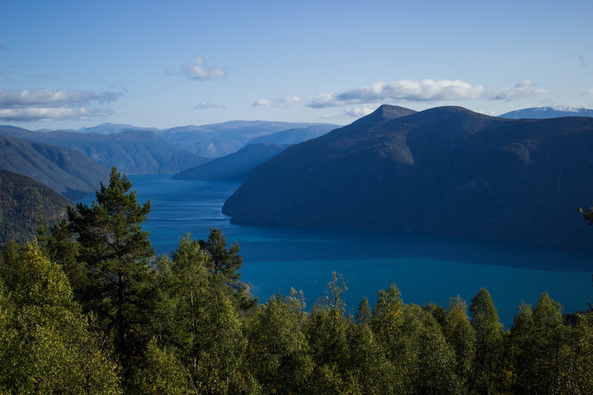 Wanderung auf den Molden mit Aussicht auf den Lustrafjord bei Hafslo in Vestland, Norwegen, Start beim Wanderparkplatz Molden in der Nähe der Sognefjellet Straße, traumhafte Aussichten während des Rundweges auf dem Molden