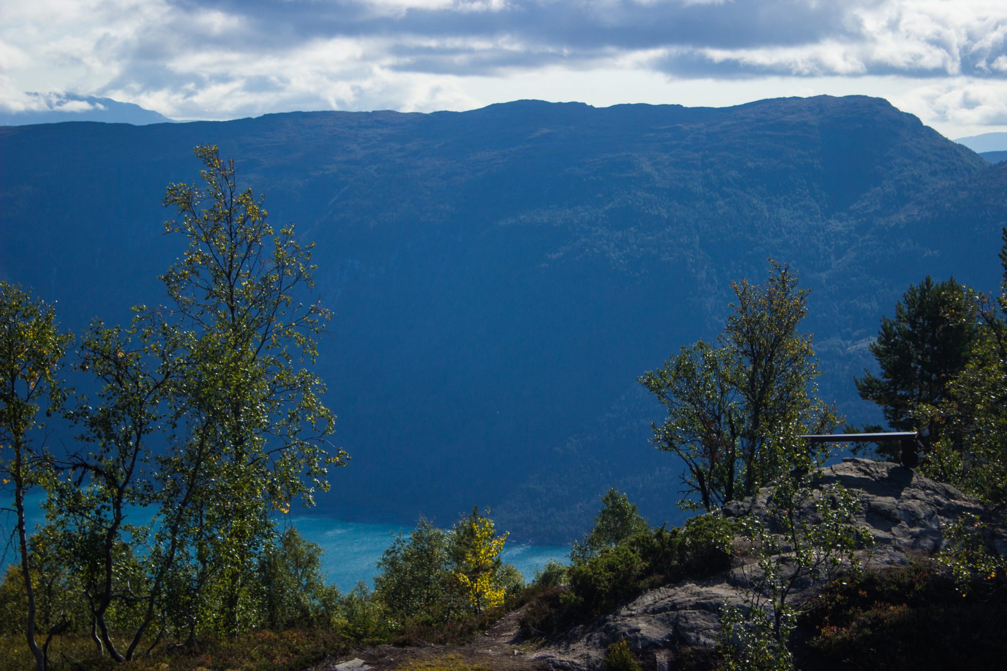 Wanderung auf den Molden mit Aussicht auf den Lustrafjord bei Hafslo in Vestland, Norwegen, Start beim Wanderparkplatz Molden in der Nähe der Sognefjellet Straße, Bank mit schöner Aussicht auf den Fjord und die Berge