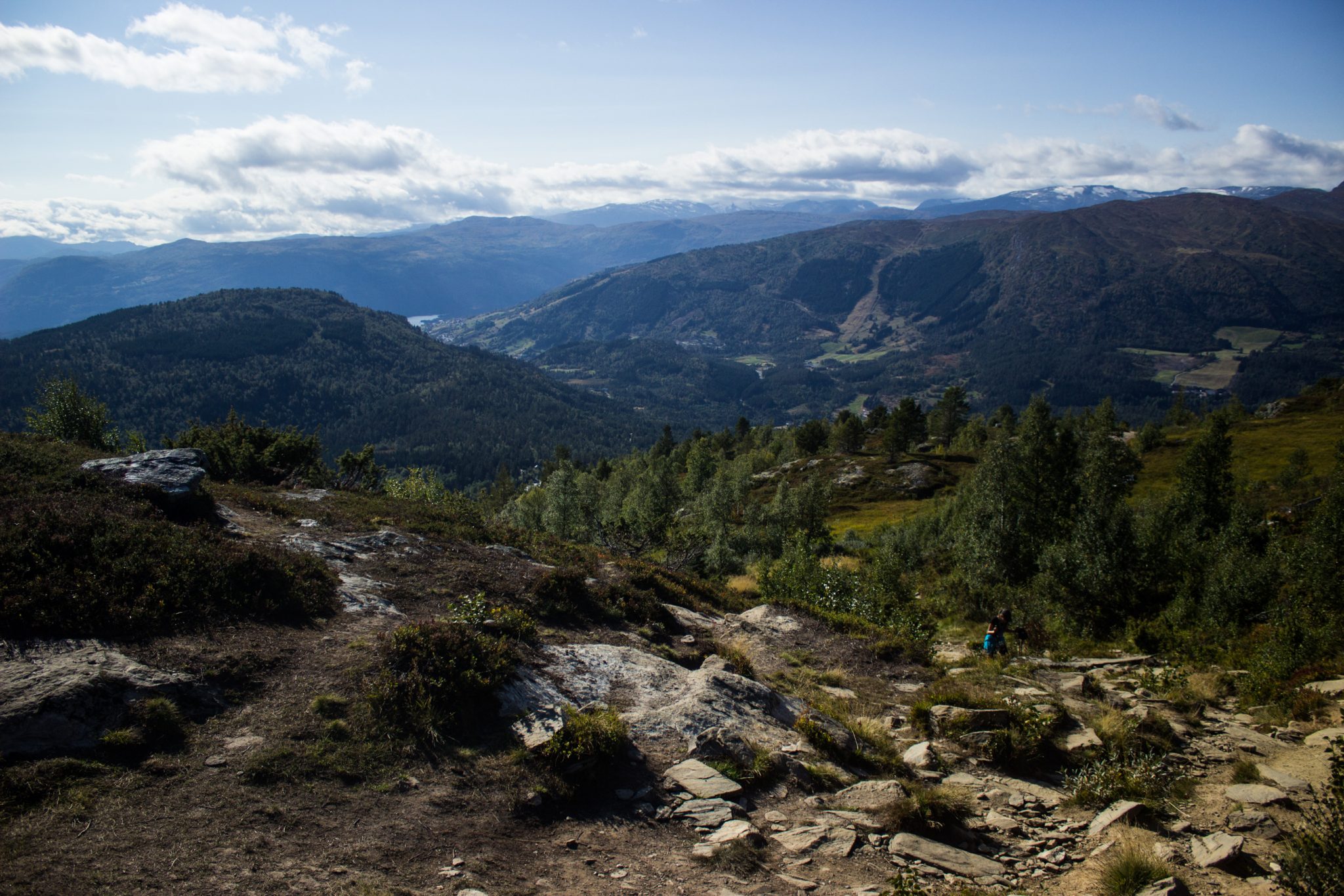 Wanderung auf den Molden mit Aussicht auf den Lustrafjord bei Hafslo in Vestland, Norwegen, Start beim Wanderparkplatz Molden in der Nähe der Sognefjellet Straße