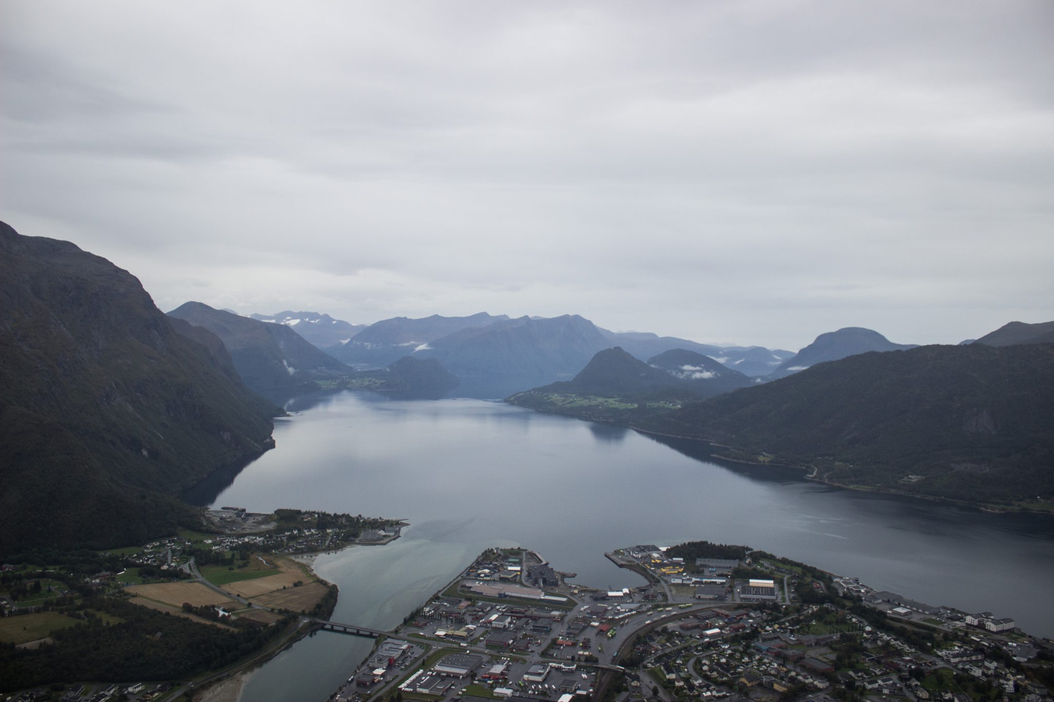Wanderung auf den Nesaksla in Åndalsnes, Wandern in Norwegen, meist steiler Wanderweg, Weg ist ausgetreten, sehr beliebte Tour, Aussicht von oben ist grandios