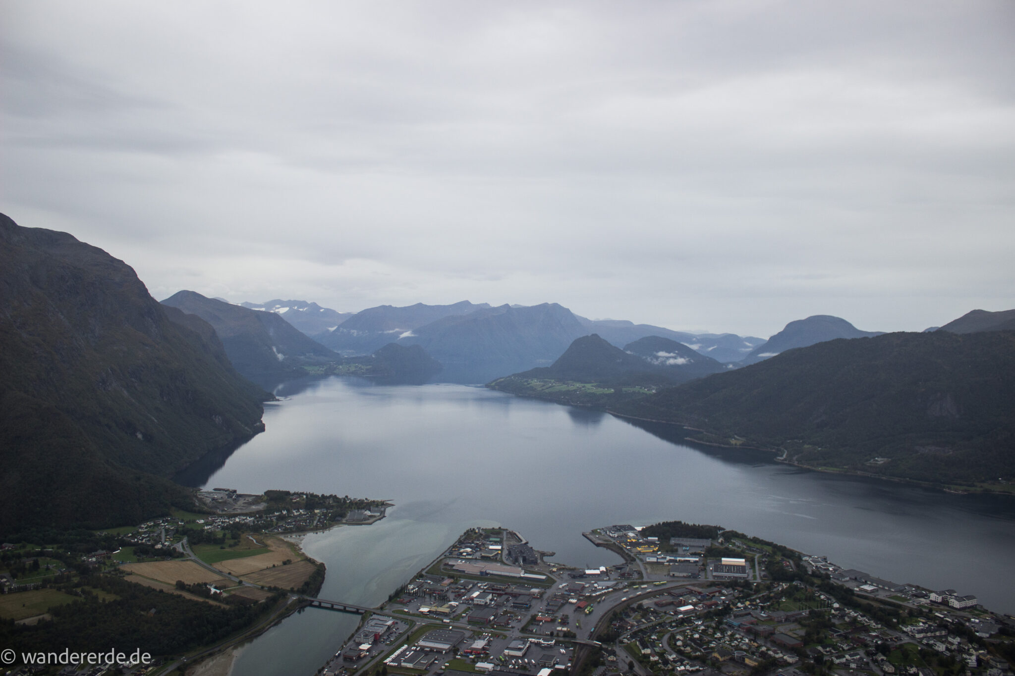 Wanderung auf den Nesaksla in Åndalsnes, Wandern in Norwegen, meist steiler Wanderweg, Weg ist ausgetreten, sehr beliebte Tour, Aussicht von oben ist grandios