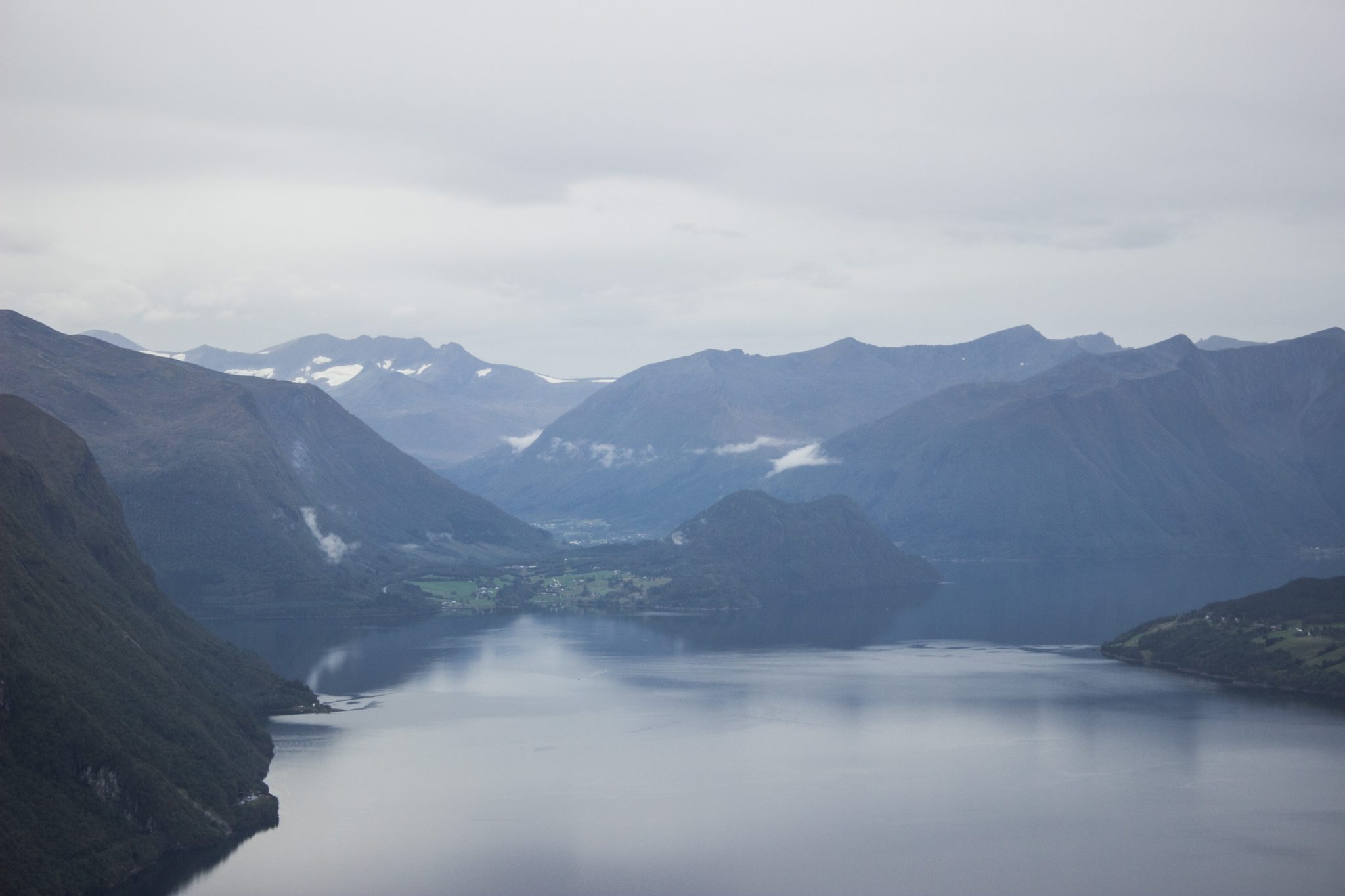 Wanderung auf den Nesaksla in Åndalsnes, Wandern in Norwegen, meist steiler Wanderweg, Weg ist ausgetreten, sehr beliebte Tour, Aussicht von oben ist grandios