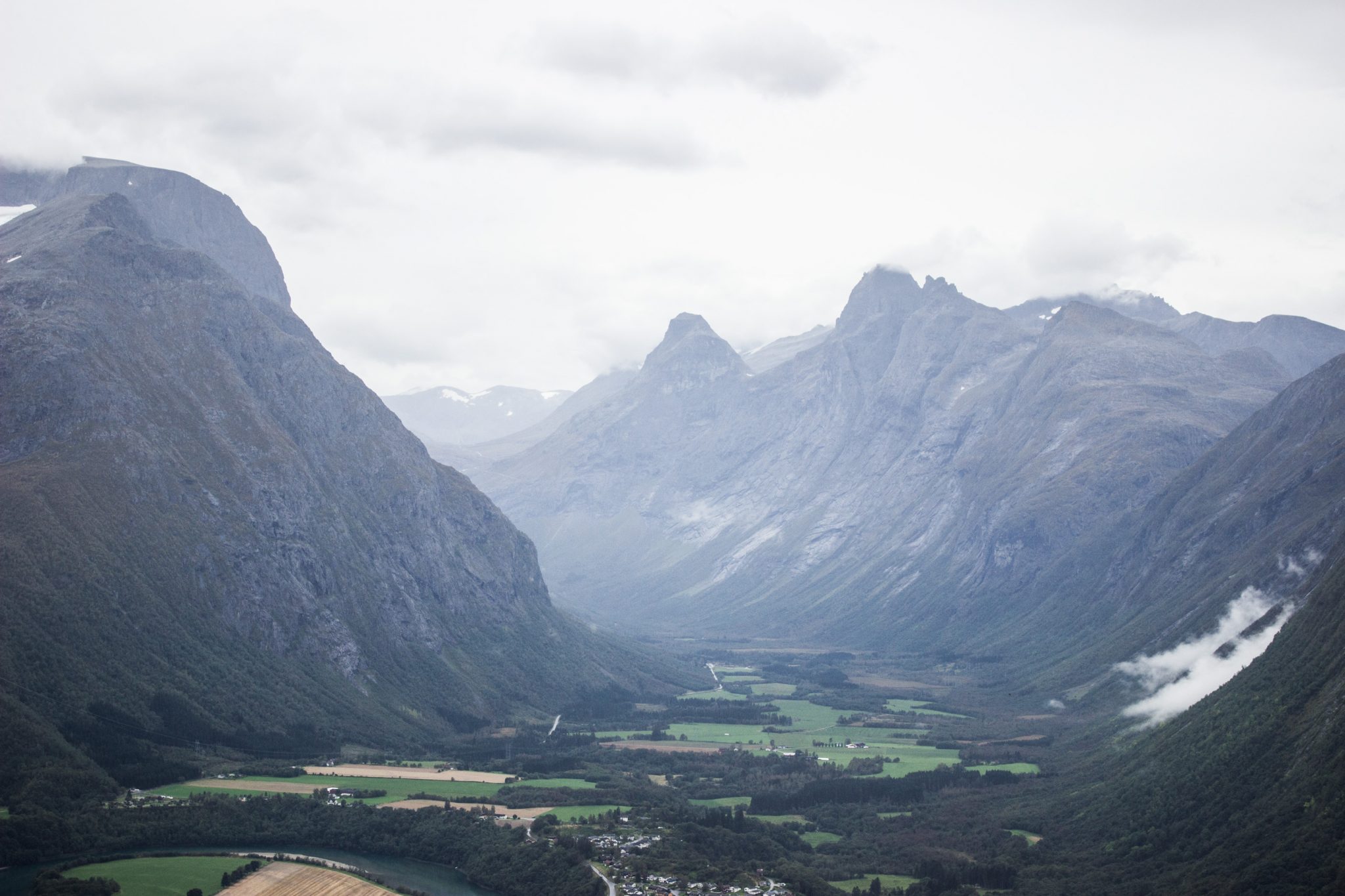 Wanderung auf den Nesaksla in Åndalsnes, Wandern in Norwegen, meist steiler Wanderweg, Weg ist ausgetreten, sehr beliebte Tour, Aussicht von oben ist grandios