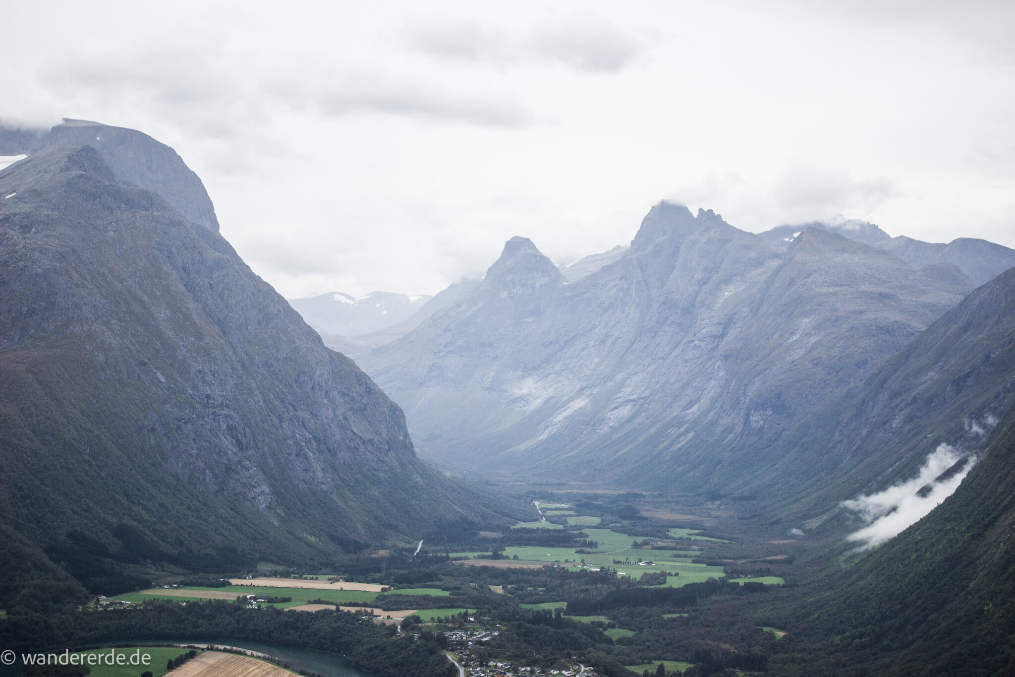 Wanderung auf den Nesaksla in Åndalsnes, Wandern in Norwegen, meist steiler Wanderweg, Weg ist ausgetreten, sehr beliebte Tour, Aussicht von oben ist grandios