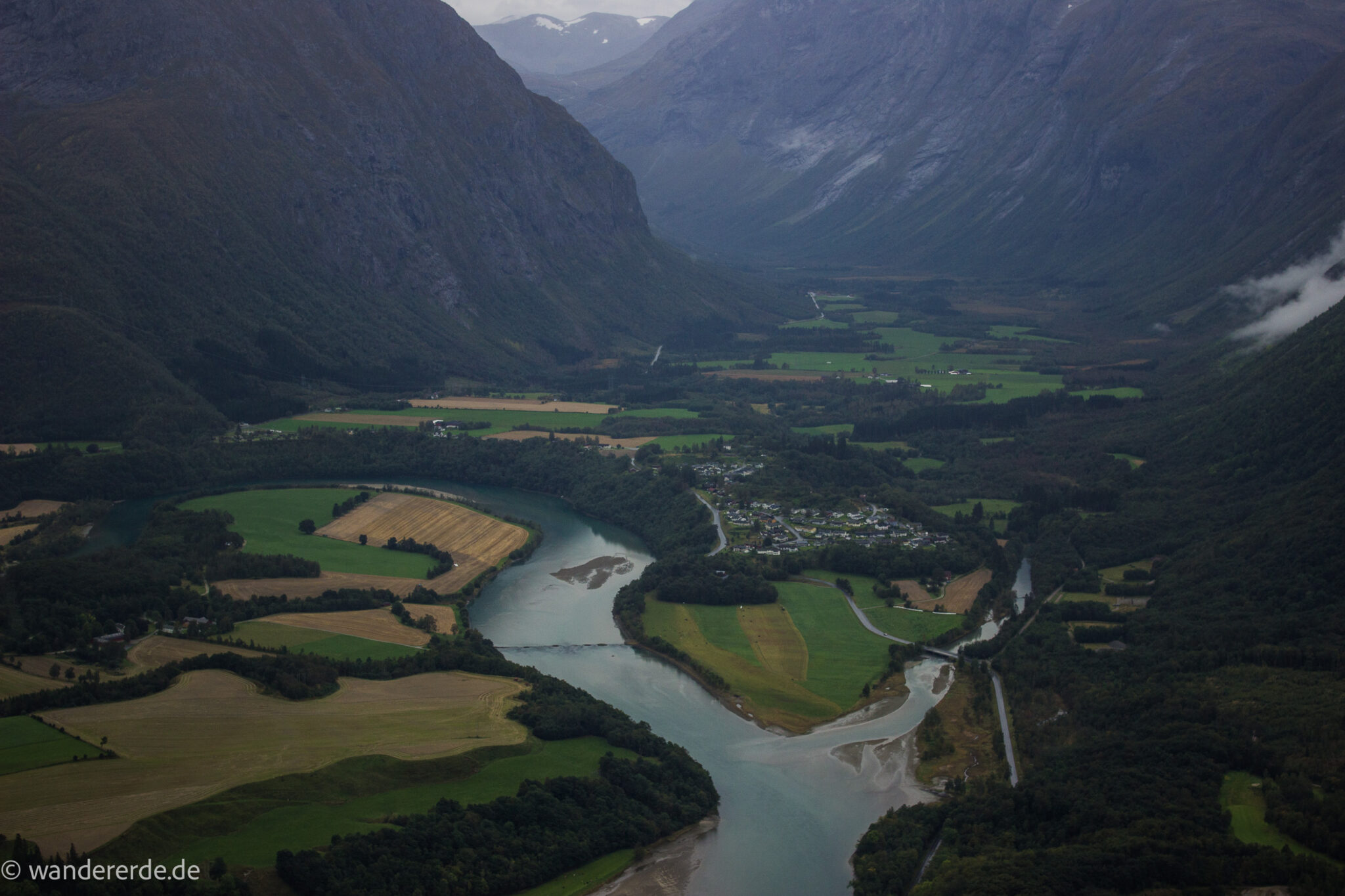 Wanderung auf den Nesaksla in Åndalsnes, Wandern in Norwegen, meist steiler Wanderweg, Weg ist ausgetreten, sehr beliebte Tour, Aussicht von oben ist grandios