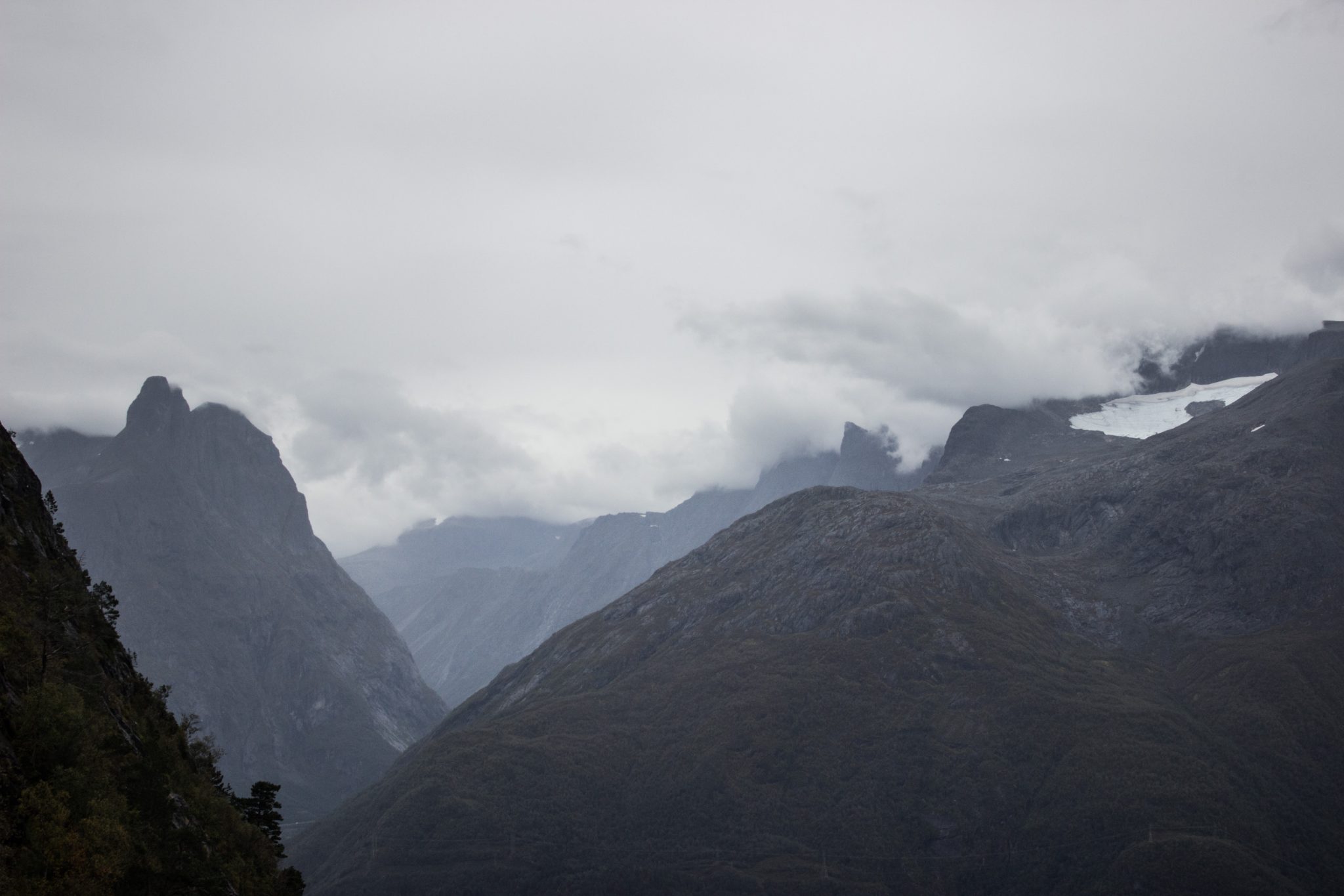 Wanderung auf den Nesaksla in Åndalsnes, Wandern in Norwegen, meist steiler Wanderweg, Weg ist ausgetreten, sehr beliebte Tour, Aussicht von oben ist grandios