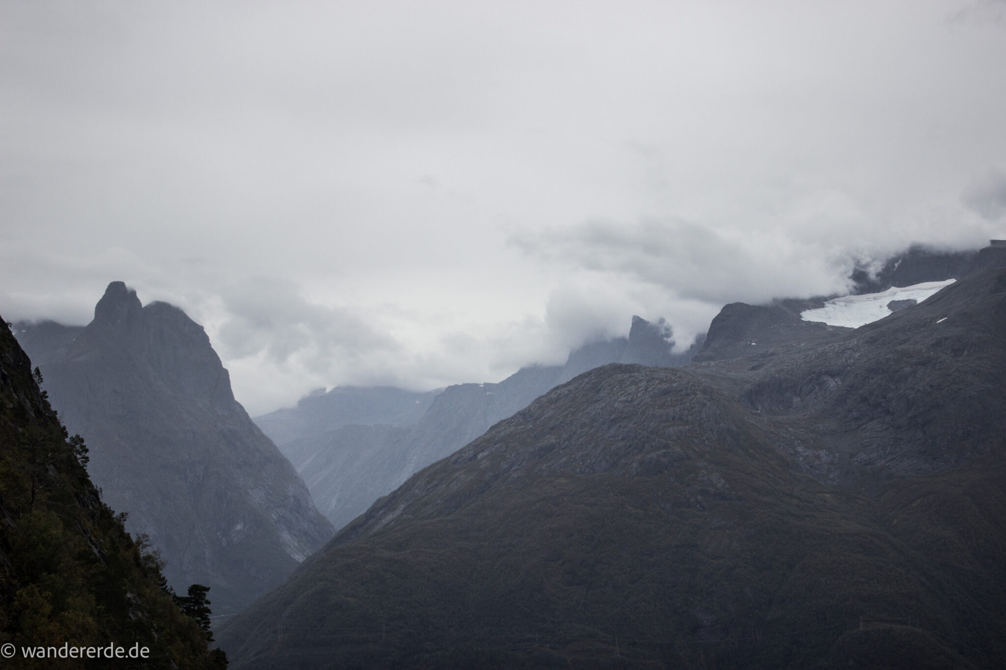 Wanderung auf den Nesaksla in Åndalsnes, Wandern in Norwegen, meist steiler Wanderweg, Weg ist ausgetreten, sehr beliebte Tour, Aussicht von oben ist grandios