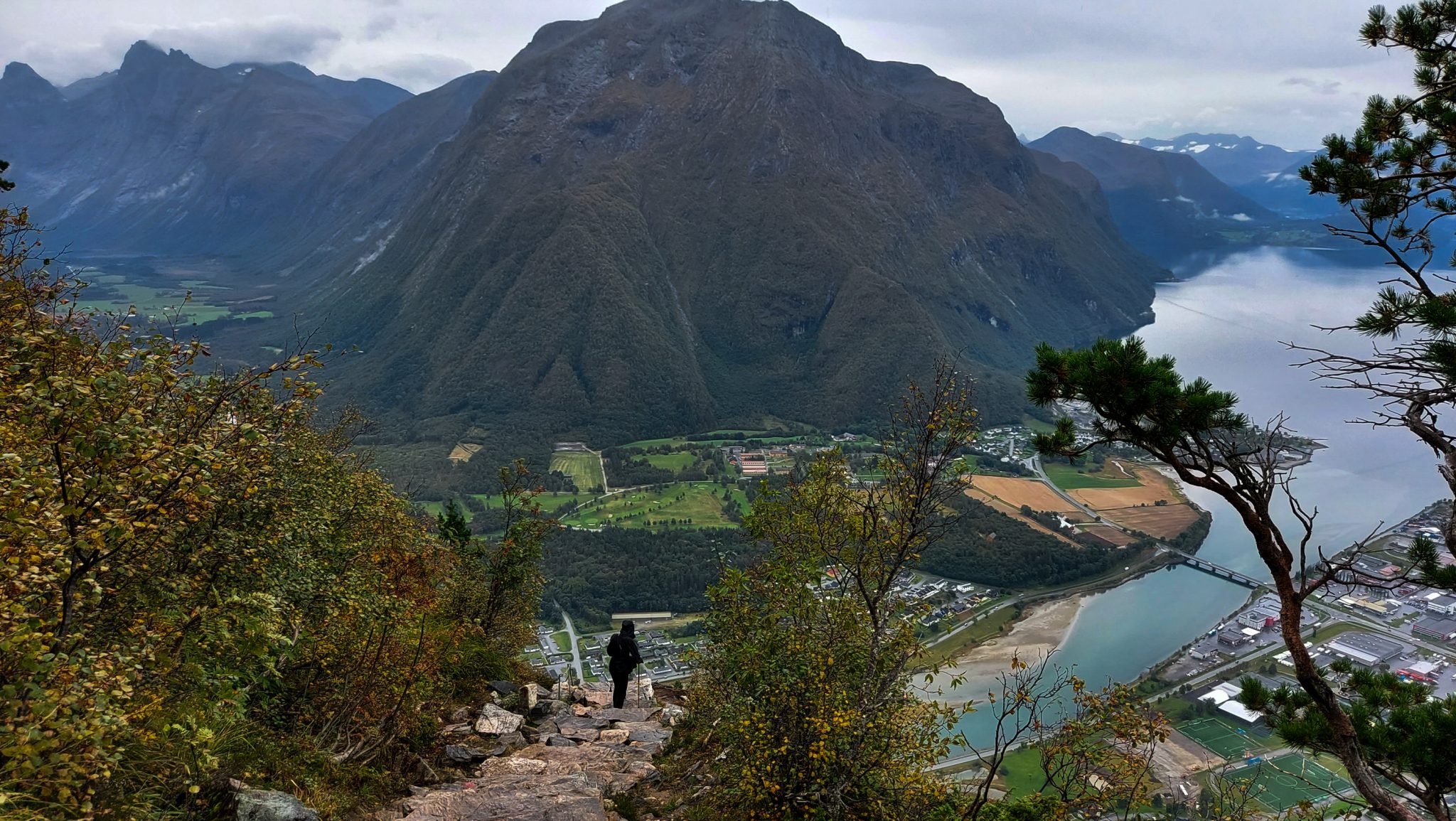 Wanderung auf den Nesaksla in Åndalsnes, Wandern in Norwegen, meist steiler Wanderweg, Weg ist ausgetreten, sehr beliebte Tour, Aussicht von oben ist grandios