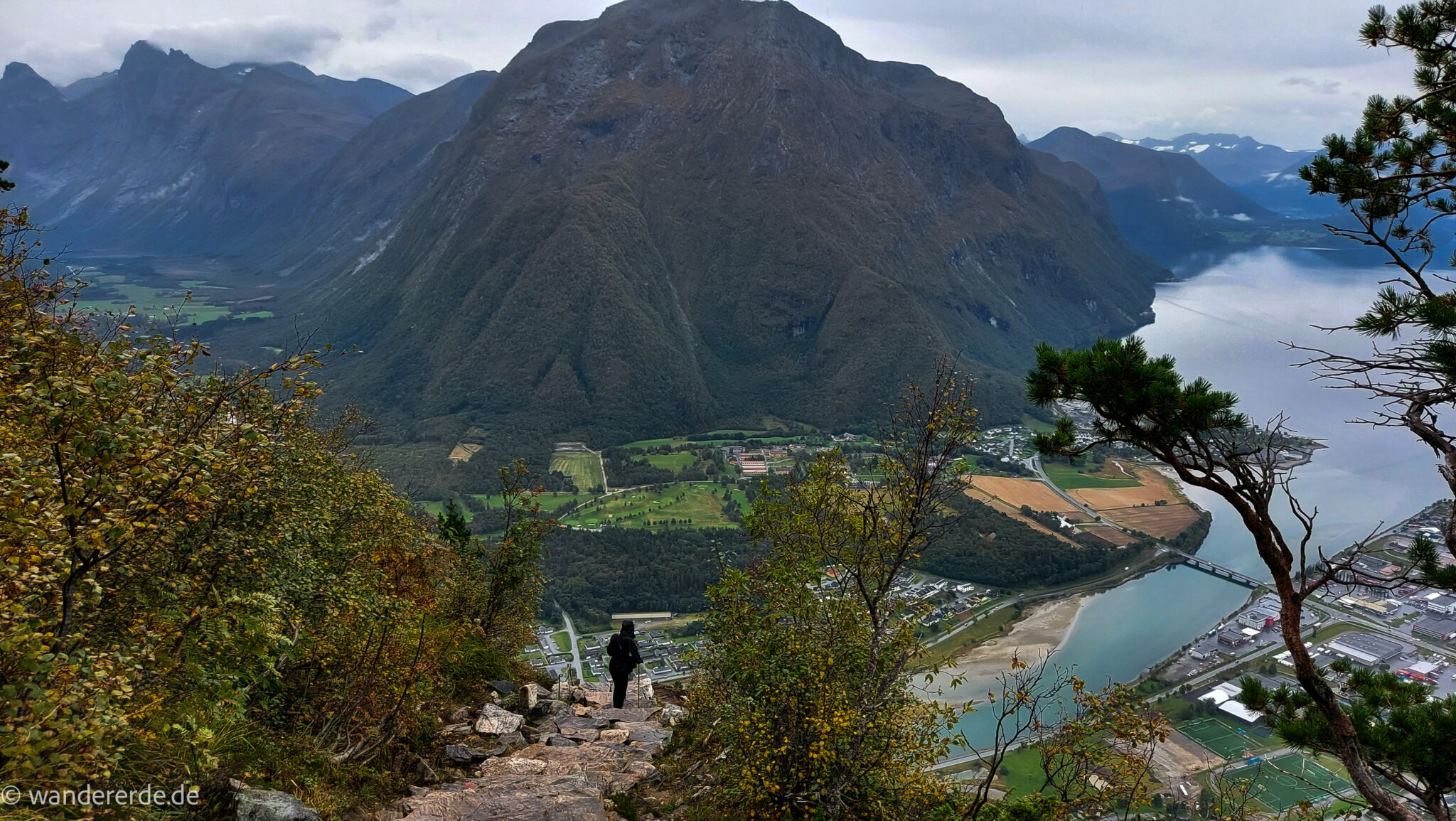 Wanderung auf den Nesaksla in Åndalsnes, Wandern in Norwegen, meist steiler Wanderweg, Weg ist ausgetreten, sehr beliebte Tour, Aussicht von oben ist grandios
