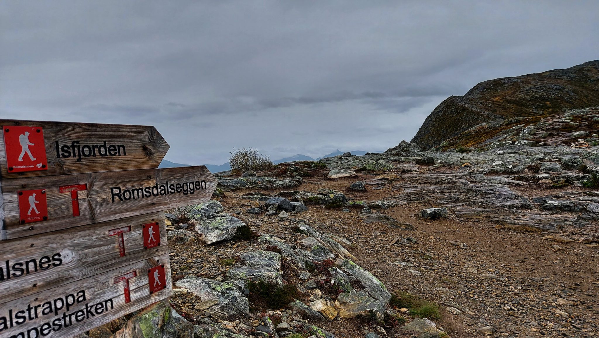 Wanderung auf den Nesaksla in Åndalsnes, Wandern in Norwegen, meist steiler Wanderweg, Weg ist ausgetreten, sehr beliebte Tour, Aussicht von oben ist grandios