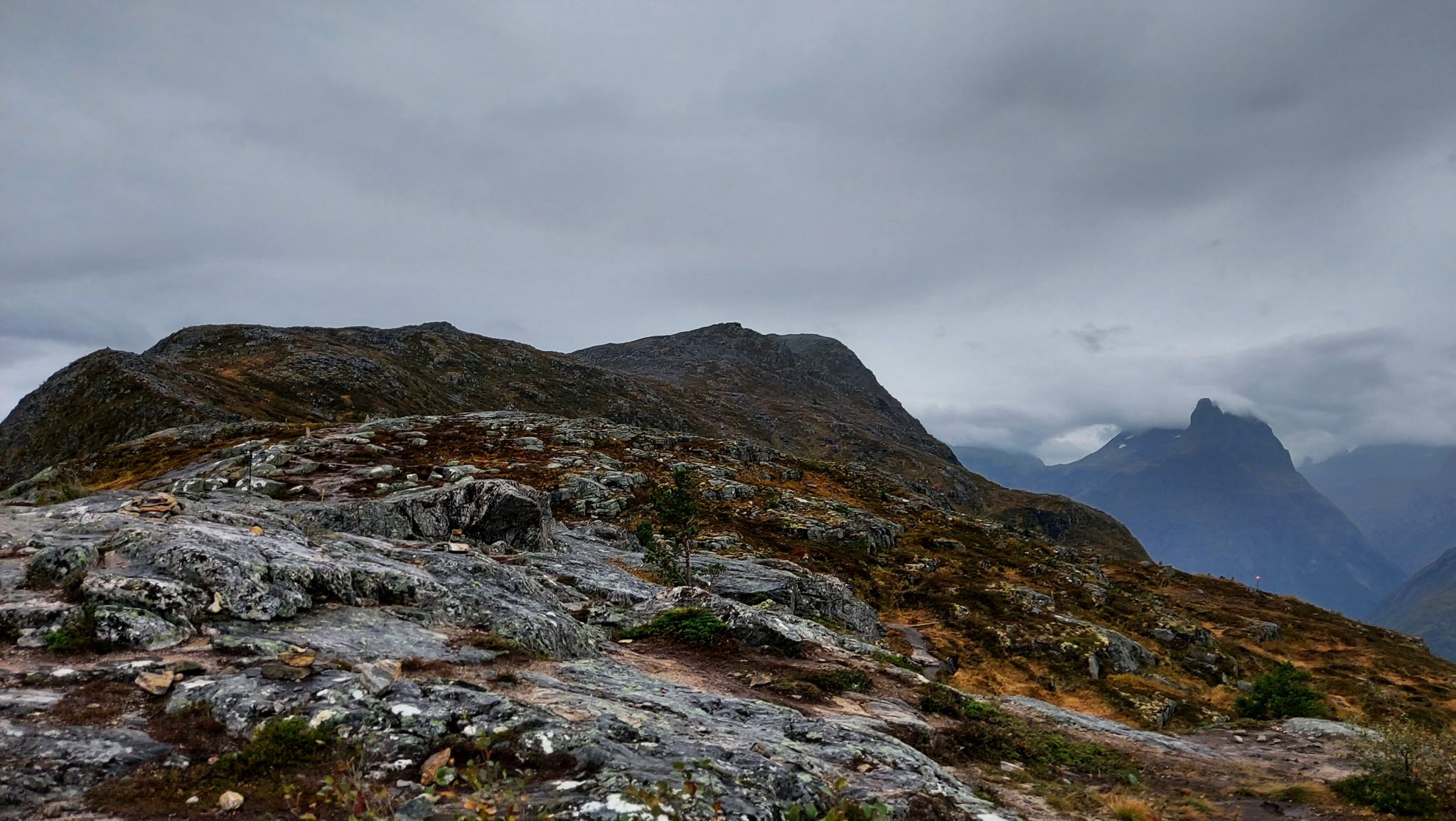 Wanderung auf den Nesaksla in Åndalsnes, Wandern in Norwegen, meist steiler Wanderweg, Weg ist ausgetreten, sehr beliebte Tour, Aussicht von oben ist grandios