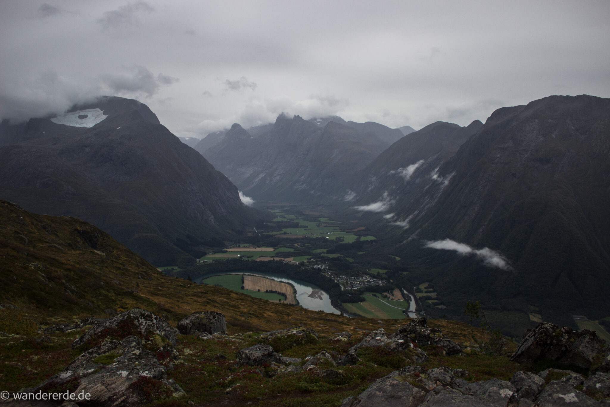 Wanderung auf den Nesaksla in Åndalsnes, Wandern in Norwegen, meist steiler Wanderweg, Weg ist ausgetreten, sehr beliebte Tour, Aussicht von oben ist grandios