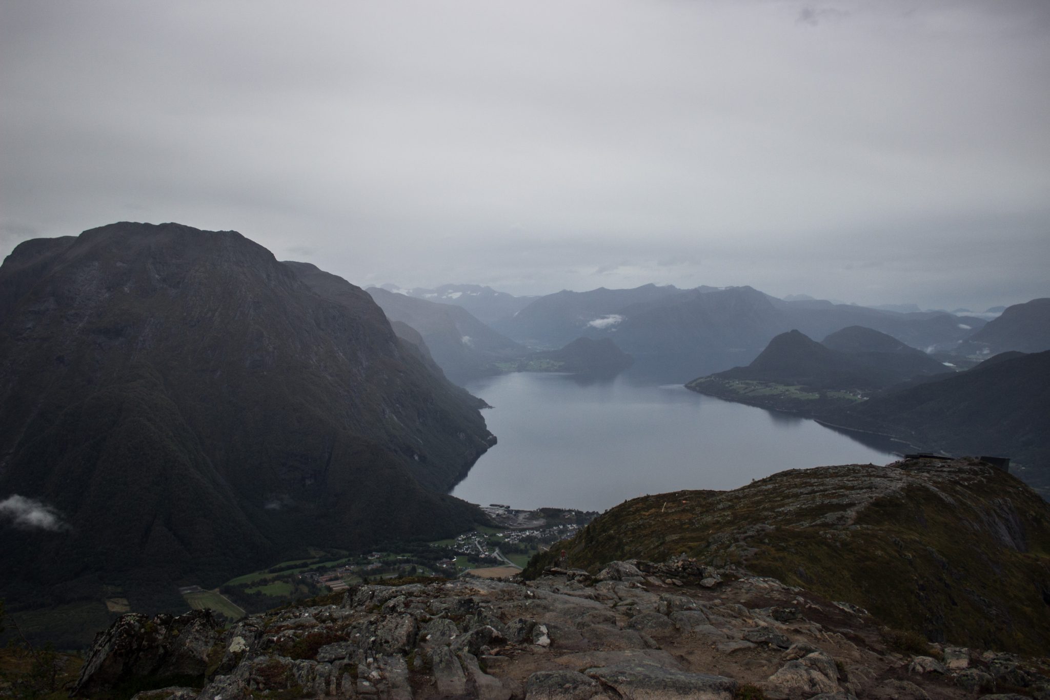 Wanderung auf den Nesaksla in Åndalsnes, Wandern in Norwegen, meist steiler Wanderweg, Weg ist ausgetreten, sehr beliebte Tour, Aussicht von oben ist grandios