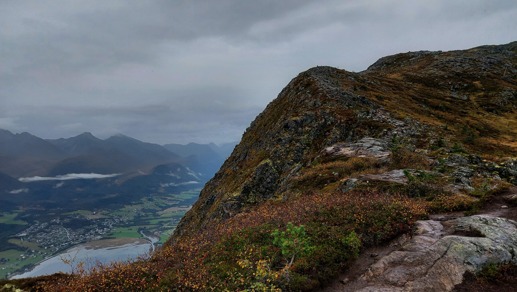 Wanderung auf den Nesaksla in Åndalsnes, Wandern in Norwegen, meist steiler Wanderweg, Weg ist ausgetreten, sehr beliebte Tour, Aussicht von oben ist grandios