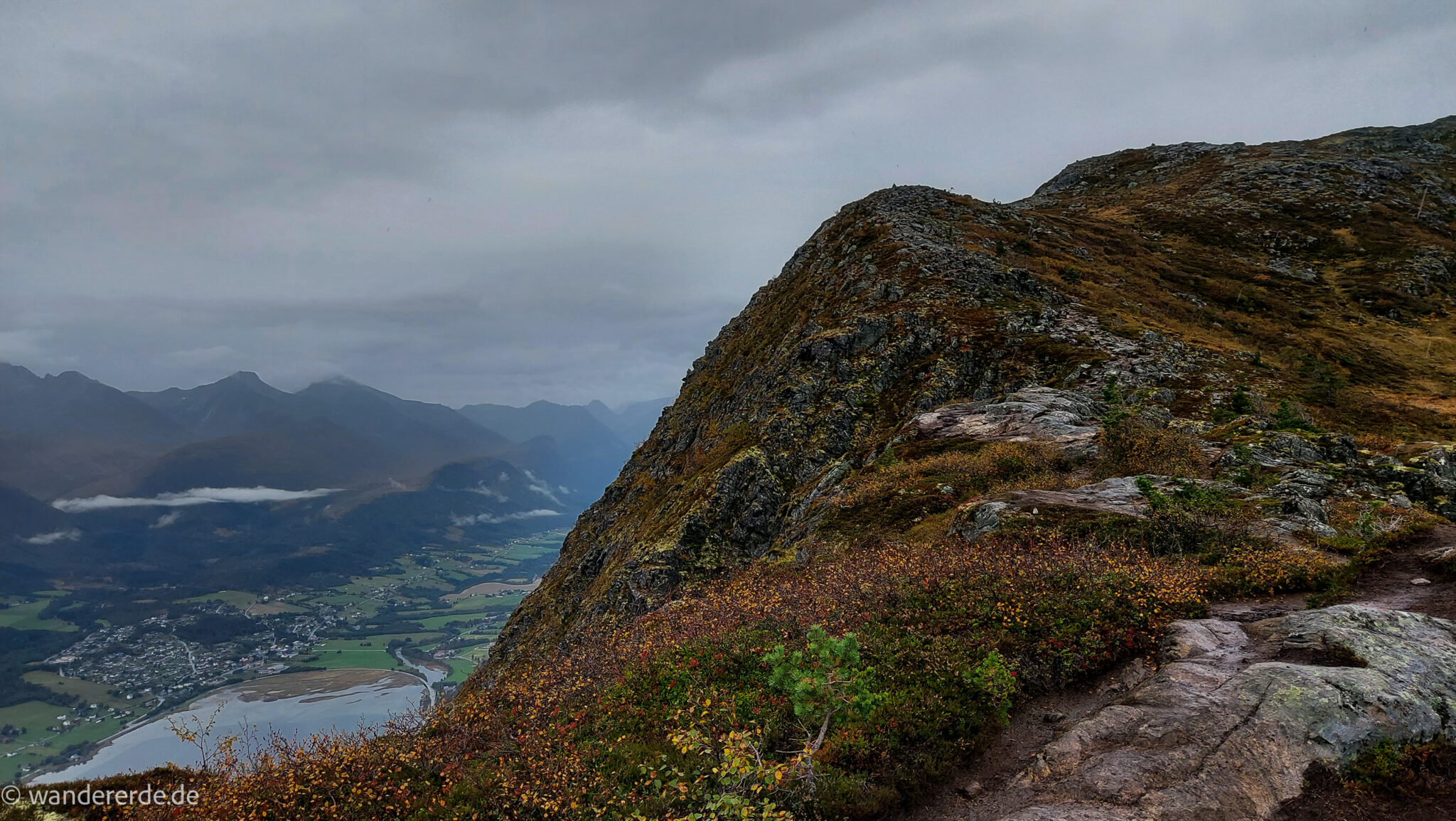 Wanderung auf den Nesaksla in Åndalsnes, Wandern in Norwegen, meist steiler Wanderweg, Weg ist ausgetreten, sehr beliebte Tour, Aussicht von oben ist grandios