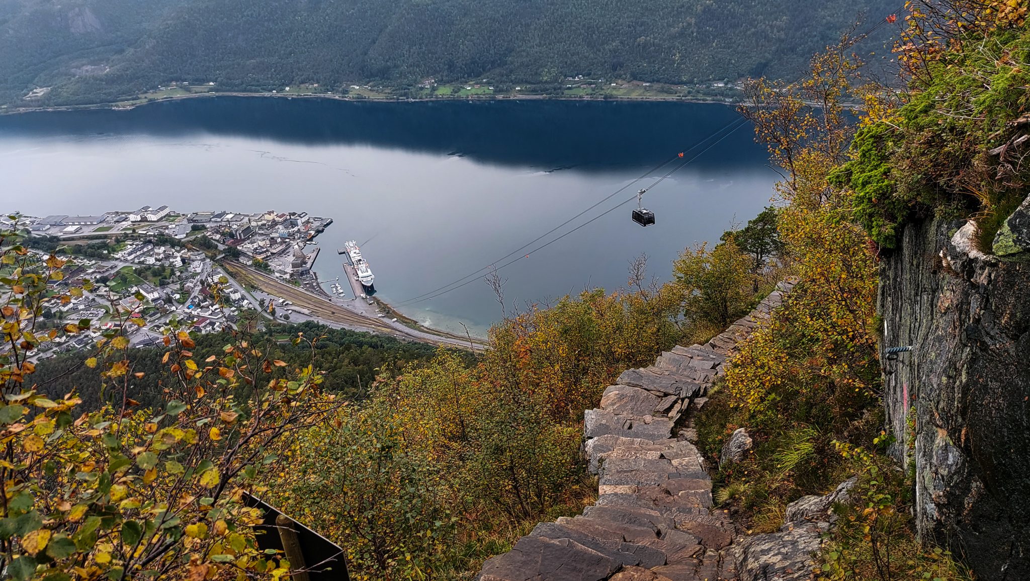 Wanderung auf den Nesaksla in Åndalsnes, Wandern in Norwegen, meist steiler Wanderweg, Weg ist ausgetreten, sehr beliebte Tour, Aussicht von oben ist grandios