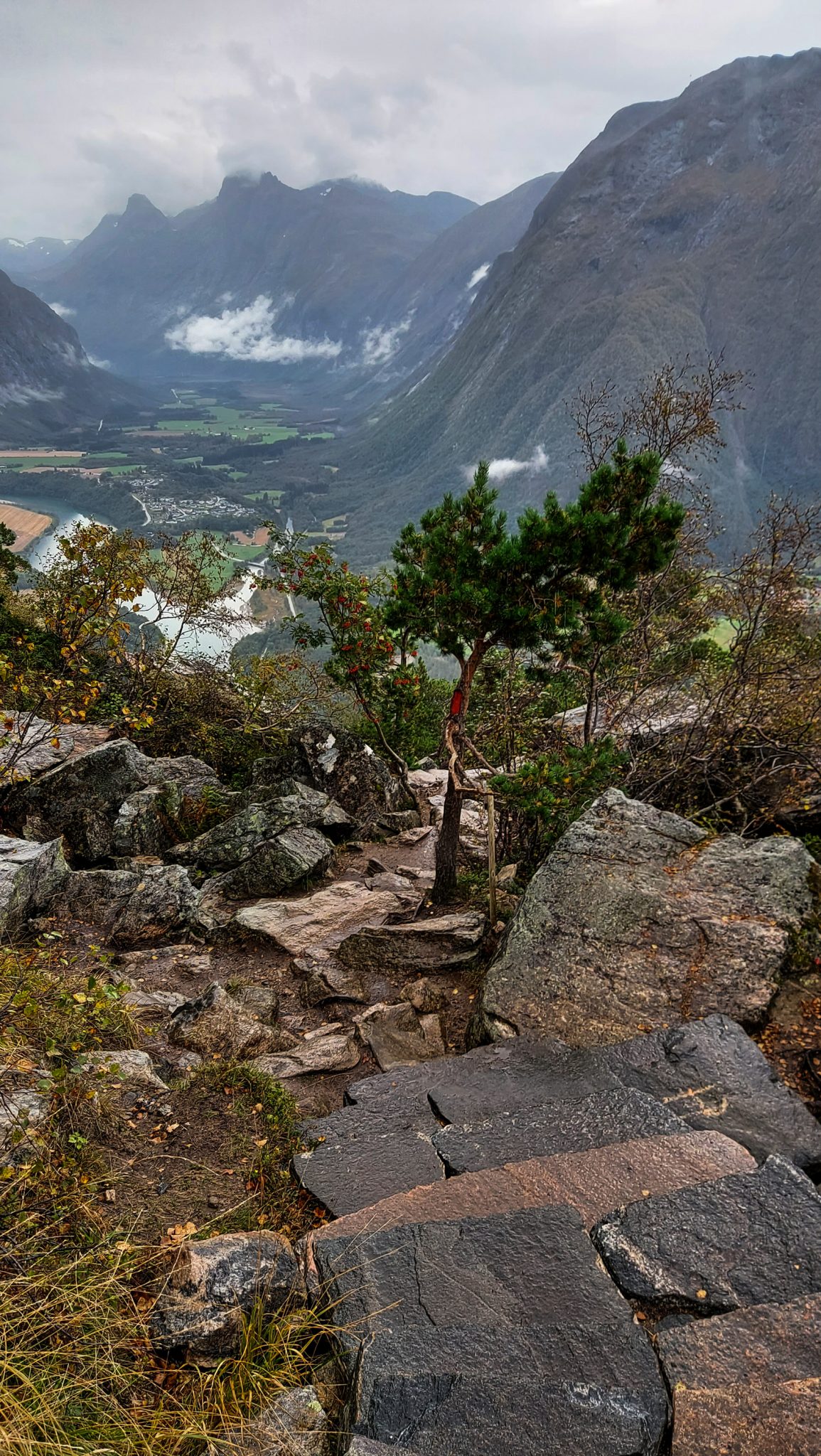 Wanderung auf den Nesaksla in Åndalsnes, Wandern in Norwegen, meist steiler Wanderweg, Weg ist ausgetreten, sehr beliebte Tour, Aussicht von oben ist grandios