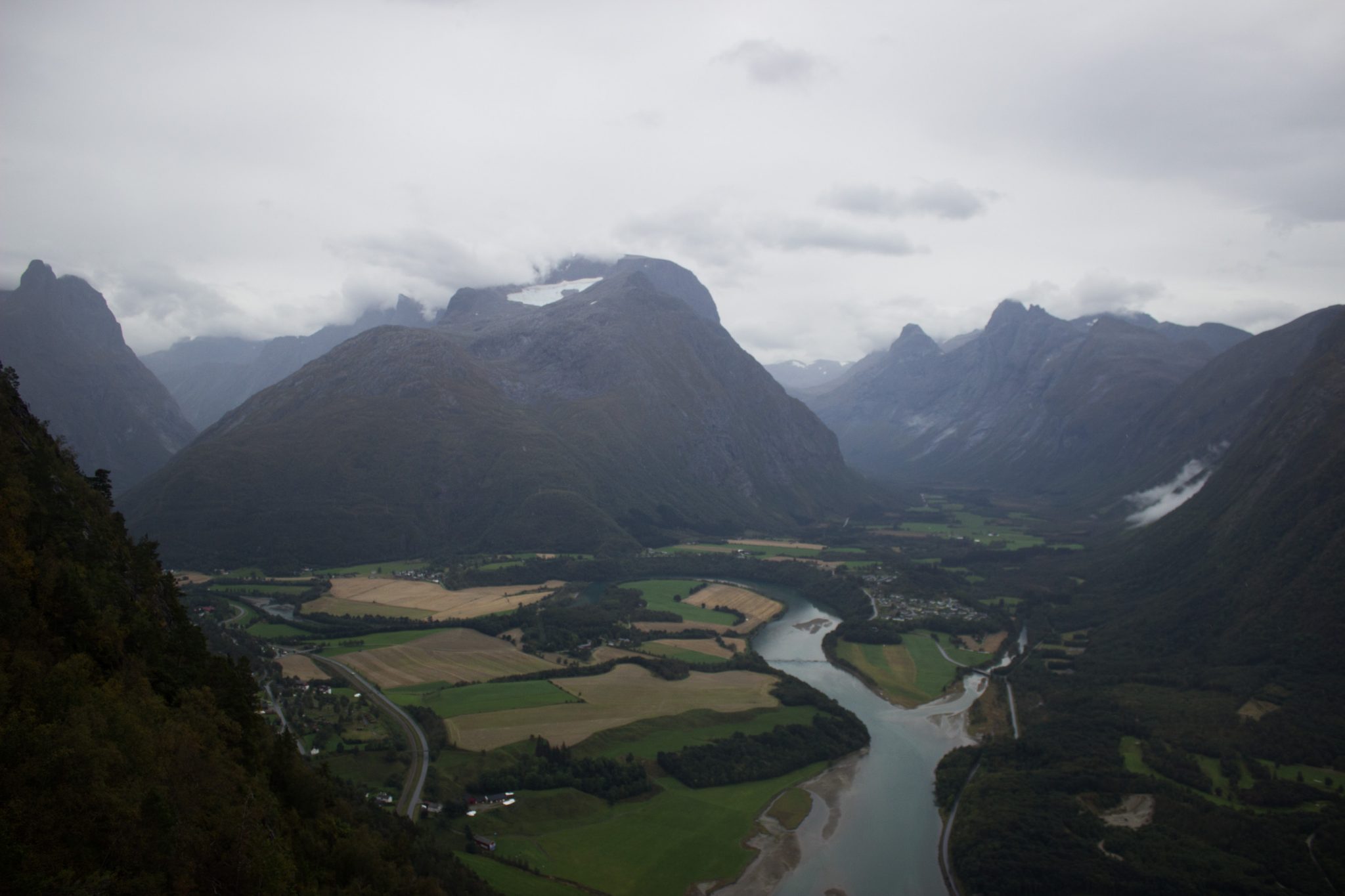 Wanderung auf den Nesaksla in Åndalsnes, Wandern in Norwegen, meist steiler Wanderweg, Weg ist ausgetreten, sehr beliebte Tour, Aussicht von oben ist grandios