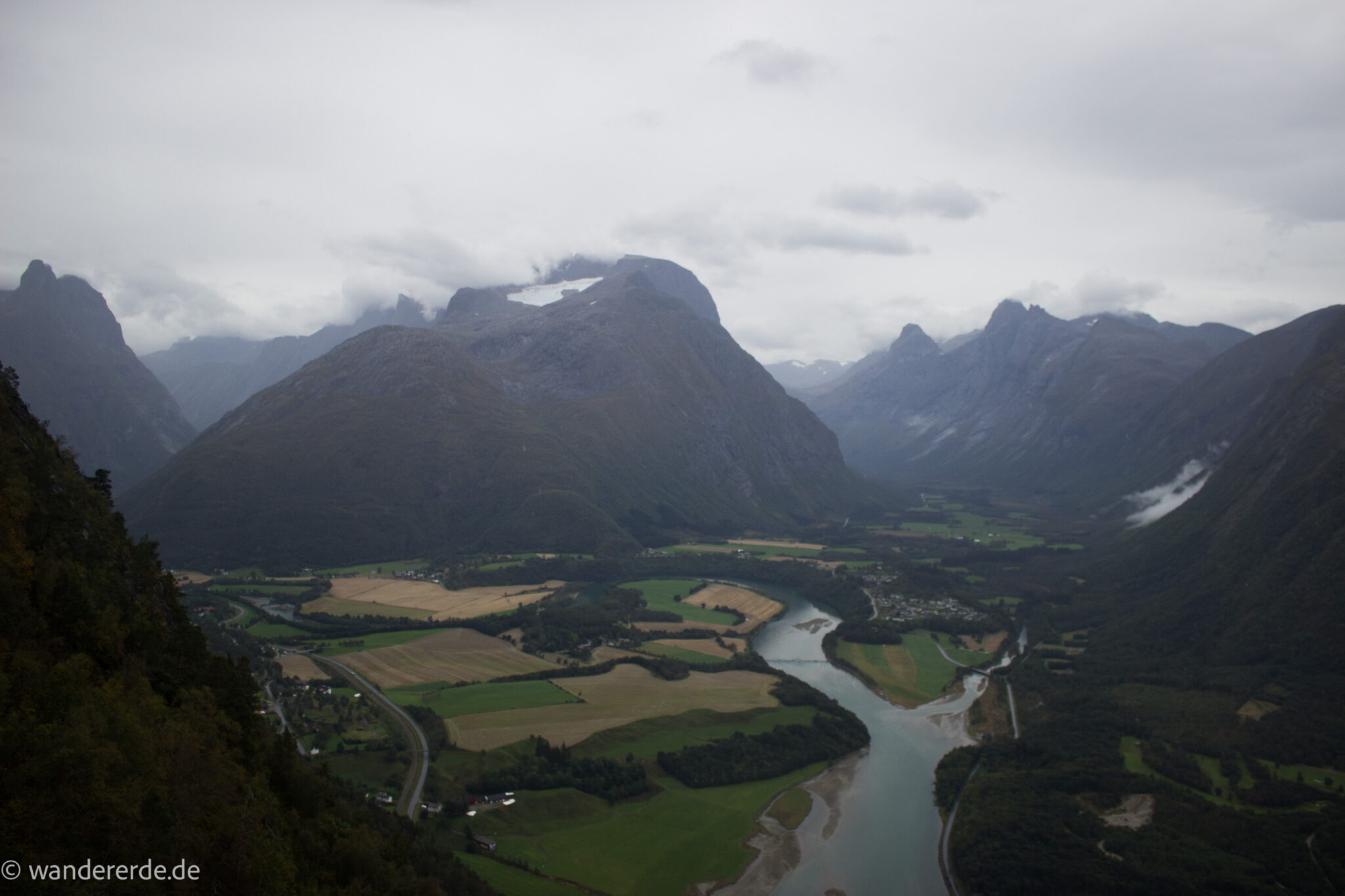 Wanderung auf den Nesaksla in Åndalsnes, Wandern in Norwegen, meist steiler Wanderweg, Weg ist ausgetreten, sehr beliebte Tour, Aussicht von oben ist grandios