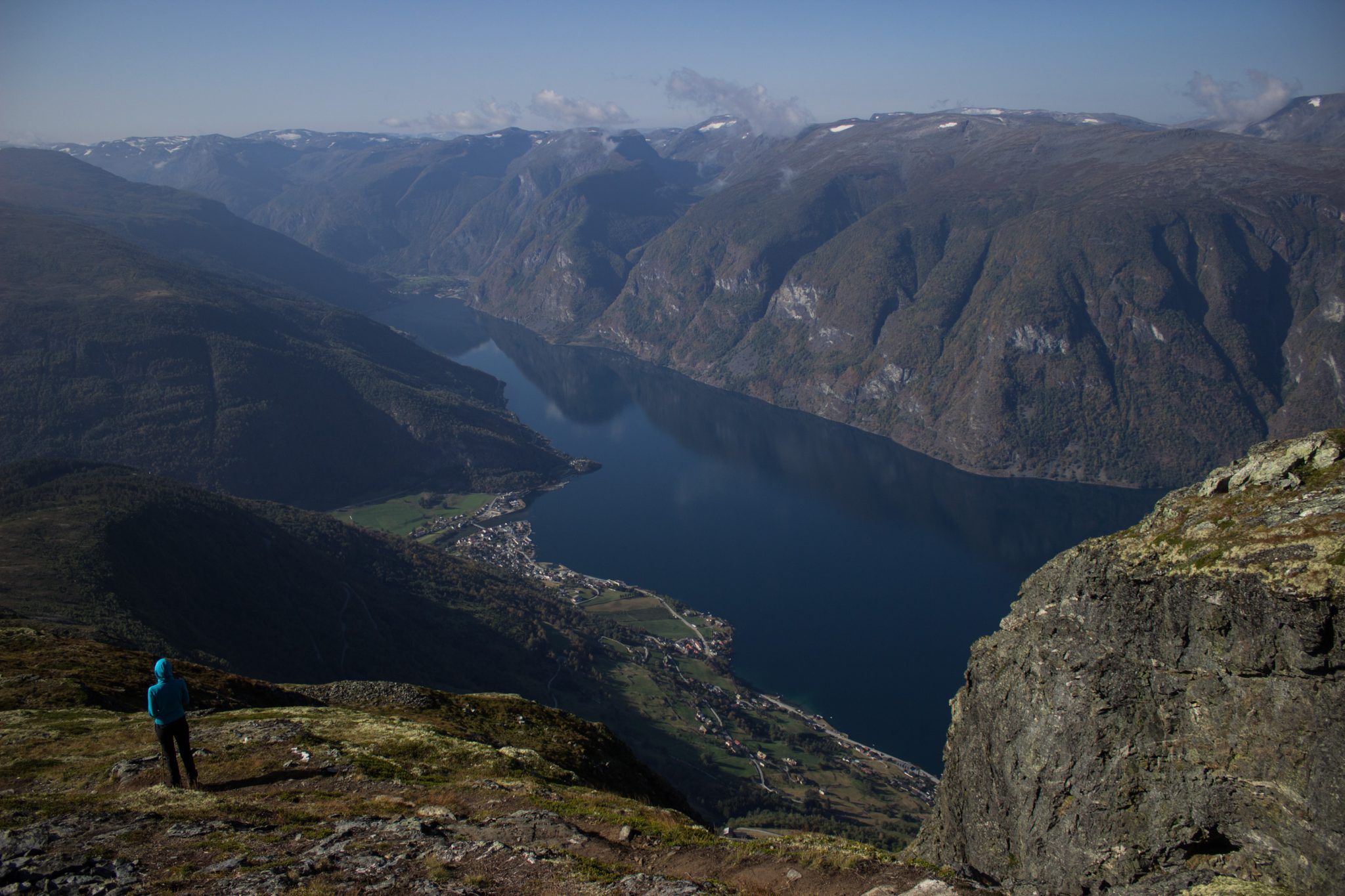 Wanderung beim Aurlandsfjord auf den Berg Prest in Aurland, Vestland, Norwegen, Start bei Straße Snøvegen über Aurlandsfjelletm Aussicht auf den Aurlandsfjord und die umliegenden Berge