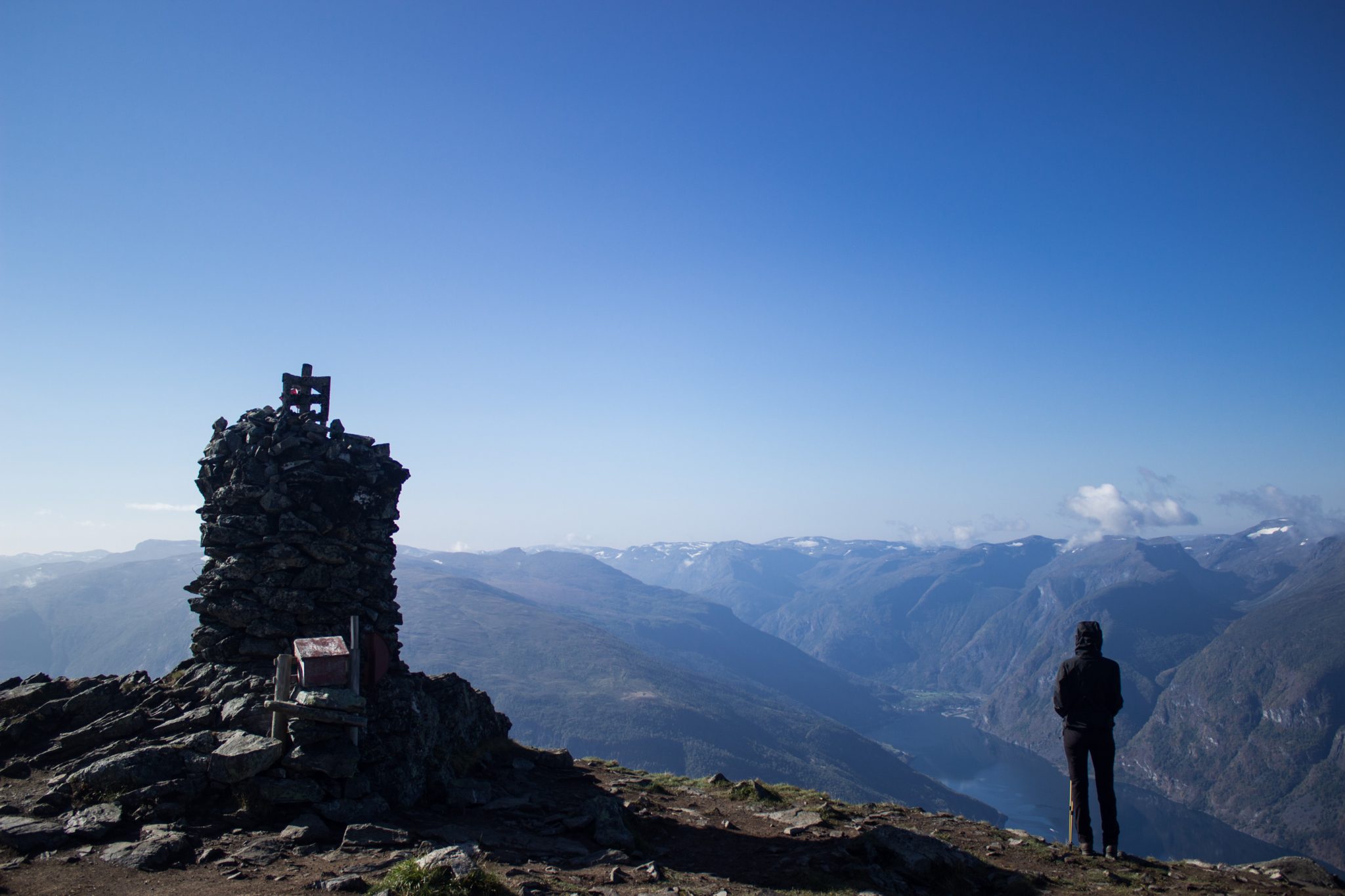 Wanderung beim Aurlandsfjord auf den Berg Prest in Aurland, Vestland, Norwegen, Start bei Straße Snøvegen über Aurlandsfjelletm Aussicht auf den Aurlandsfjord und die umliegenden Berge