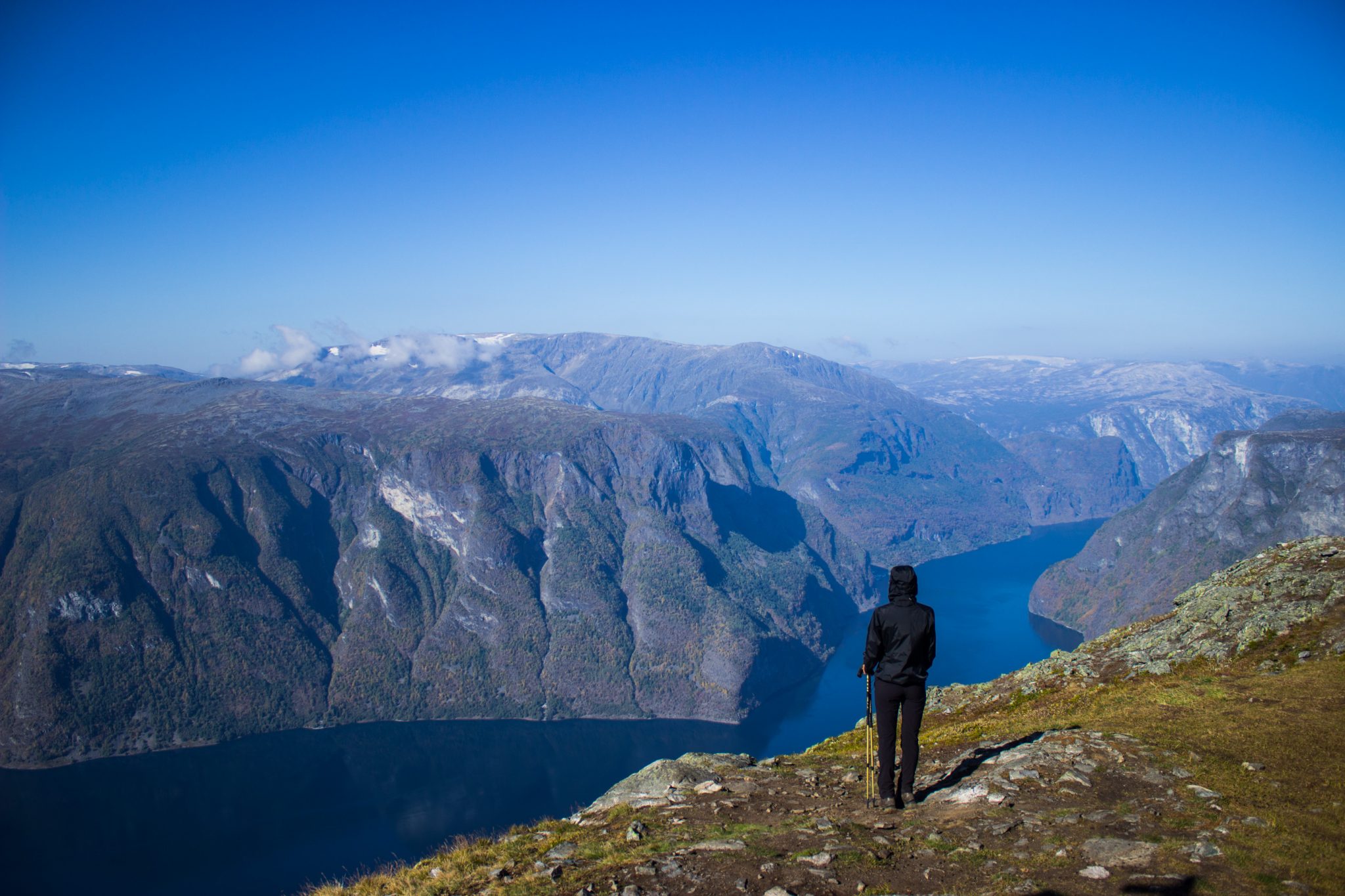 Wanderung beim Aurlandsfjord auf den Berg Prest in Aurland, Vestland, Norwegen, Start bei Straße Snøvegen über Aurlandsfjelletm Aussicht auf den Aurlandsfjord und die umliegenden Berge