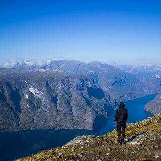 Wanderung beim Aurlandsfjord auf den Berg Prest in Aurland, Vestland, Norwegen, Start bei Straße Snøvegen über Aurlandsfjelletm Aussicht auf den Aurlandsfjord und die umliegenden Berge