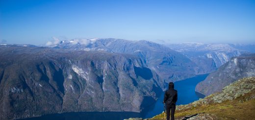 Wanderung beim Aurlandsfjord auf den Berg Prest in Aurland, Vestland, Norwegen, Start bei Straße Snøvegen über Aurlandsfjelletm Aussicht auf den Aurlandsfjord und die umliegenden Berge