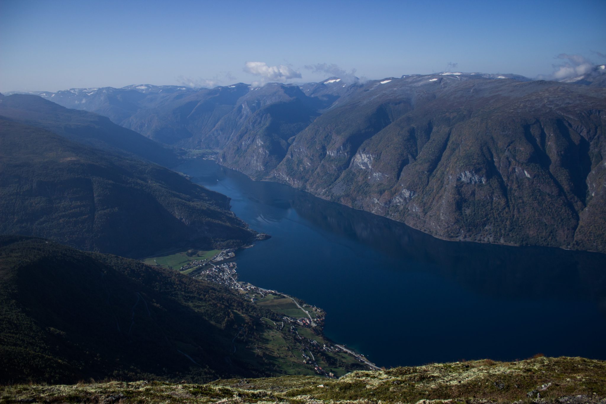 Wanderung beim Aurlandsfjord auf den Berg Prest in Aurland, Vestland, Norwegen, Start bei Straße Snøvegen über Aurlandsfjelletm Aussicht auf den Aurlandsfjord und die umliegenden Berge