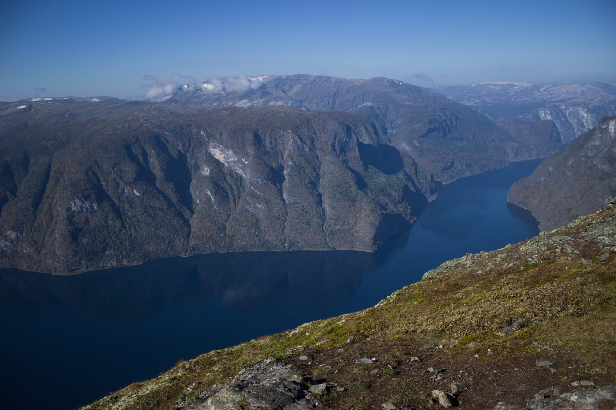 Wanderung beim Aurlandsfjord auf den Berg Prest in Aurland, Vestland, Norwegen, Start bei Straße Snøvegen über Aurlandsfjelletm Aussicht auf den Aurlandsfjord und die umliegenden Berge