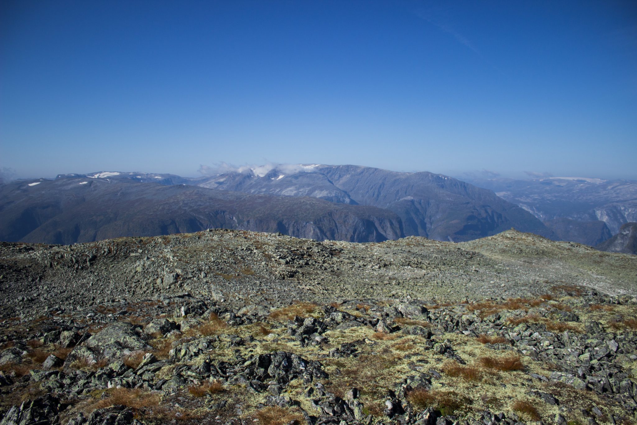 Wanderung beim Aurlandsfjord auf den Berg Prest in Aurland, Vestland, Norwegen, Start bei Straße Snøvegen über Aurlandsfjellet, vom Gipfel des Berg Prest keine Sicht auf den Aurlandsfjord