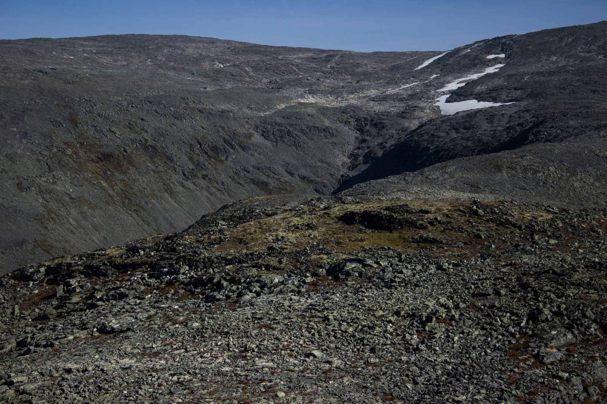 Wanderung beim Aurlandsfjord auf den Berg Prest in Aurland, Vestland, Norwegen, Start bei Straße Snøvegen über Aurlandsfjellet, vom Gipfel des Berg Prest keine Sicht auf den Aurlandsfjord