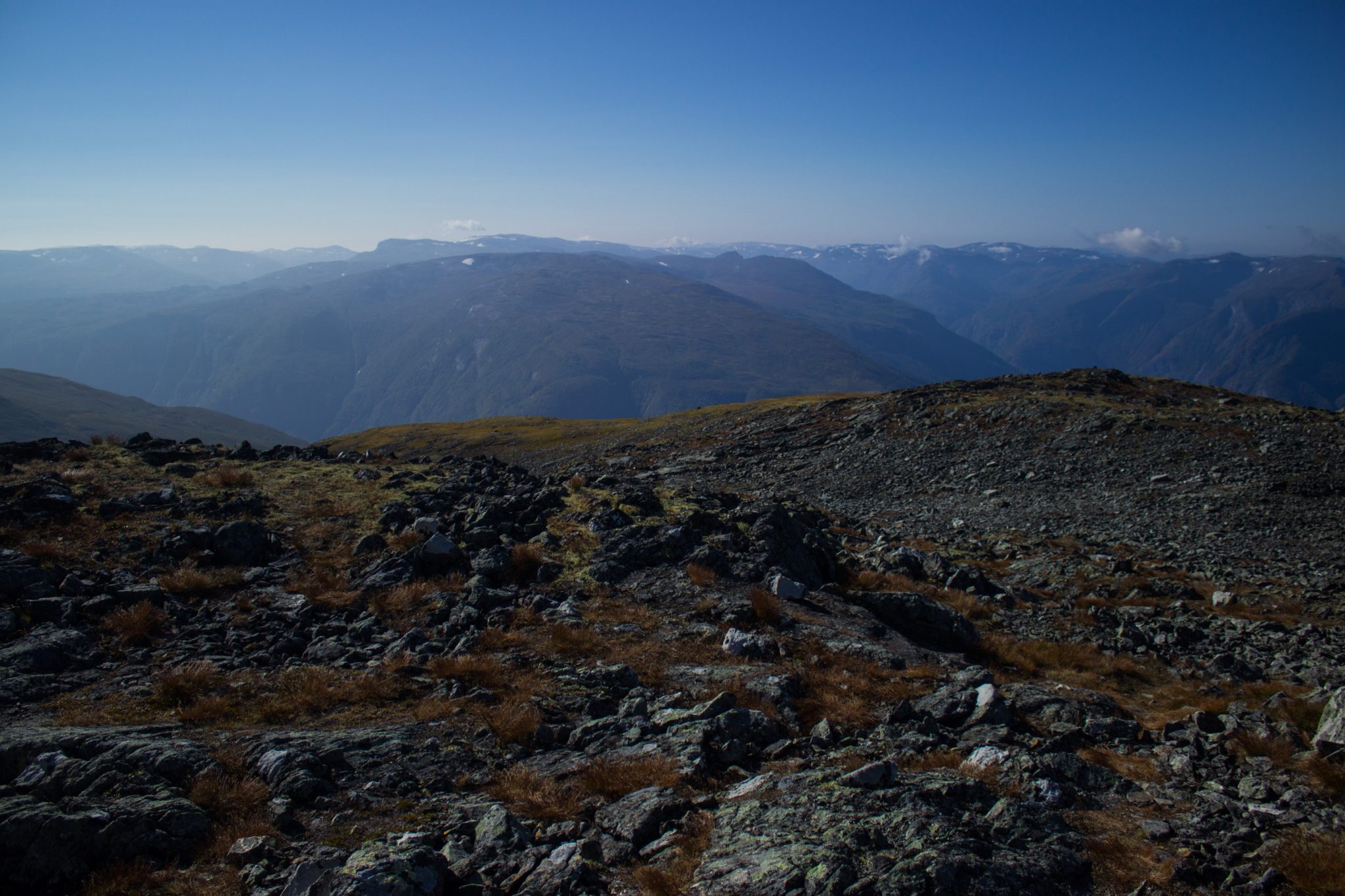 Wanderung beim Aurlandsfjord auf den Berg Prest in Aurland, Vestland, Norwegen, Start bei Straße Snøvegen über Aurlandsfjellet, vom Gipfel des Berg Prest keine Sicht auf den Aurlandsfjord
