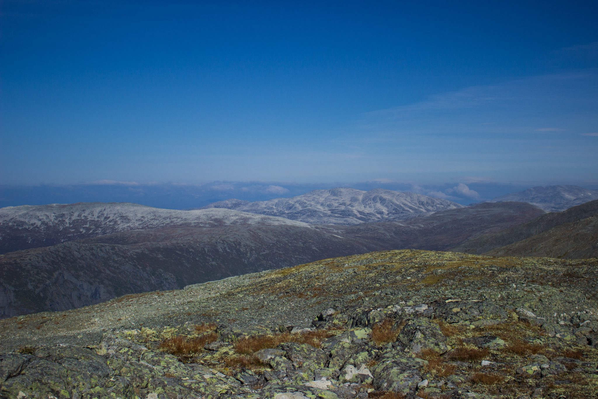 Wanderung beim Aurlandsfjord auf den Berg Prest in Aurland, Vestland, Norwegen, Start bei Straße Snøvegen über Aurlandsfjellet, vom Gipfel des Berg Prest keine Sicht auf den Aurlandsfjord