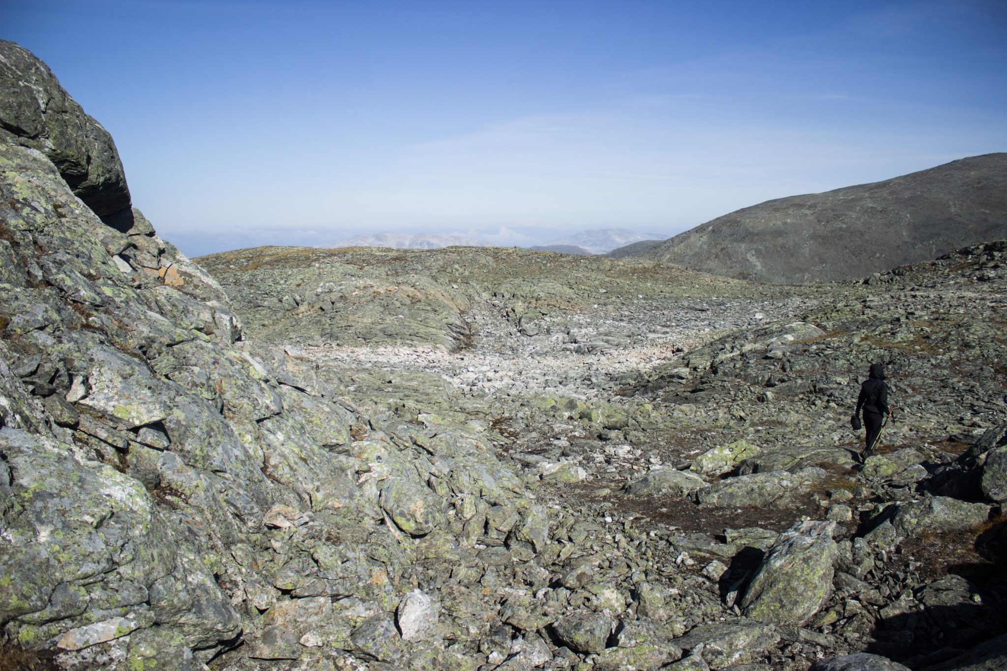 Wanderung beim Aurlandsfjord auf den Berg Prest in Aurland, Vestland, Norwegen, Start bei Straße Snøvegen über Aurlandsfjellet, vom Gipfel des Berg Prest keine Sicht auf den Aurlandsfjord