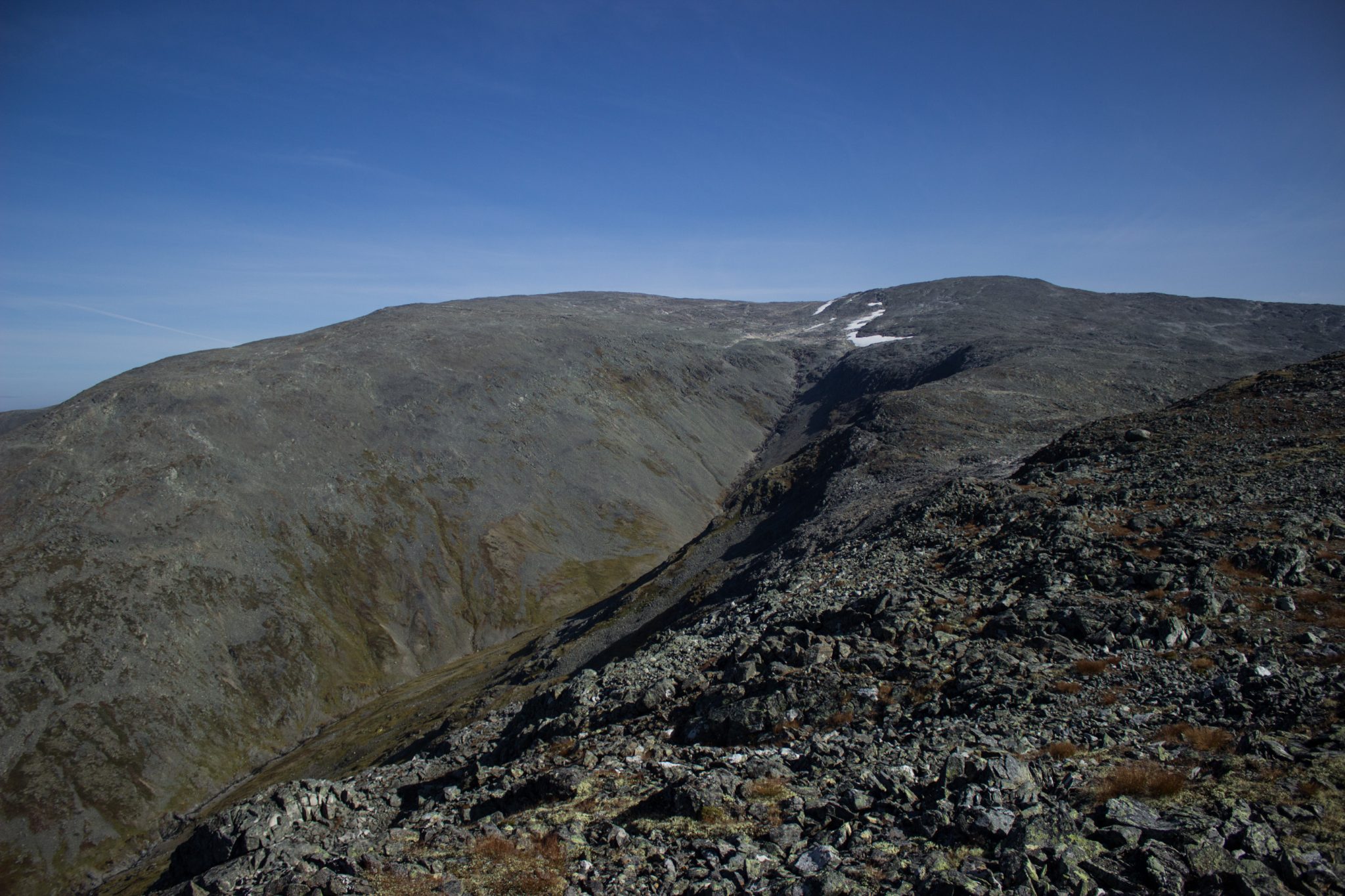Wanderung beim Aurlandsfjord auf den Berg Prest in Aurland, Vestland, Norwegen, Start bei Straße Snøvegen über Aurlandsfjellet, vom Gipfel des Berg Prest keine Sicht auf den Aurlandsfjord