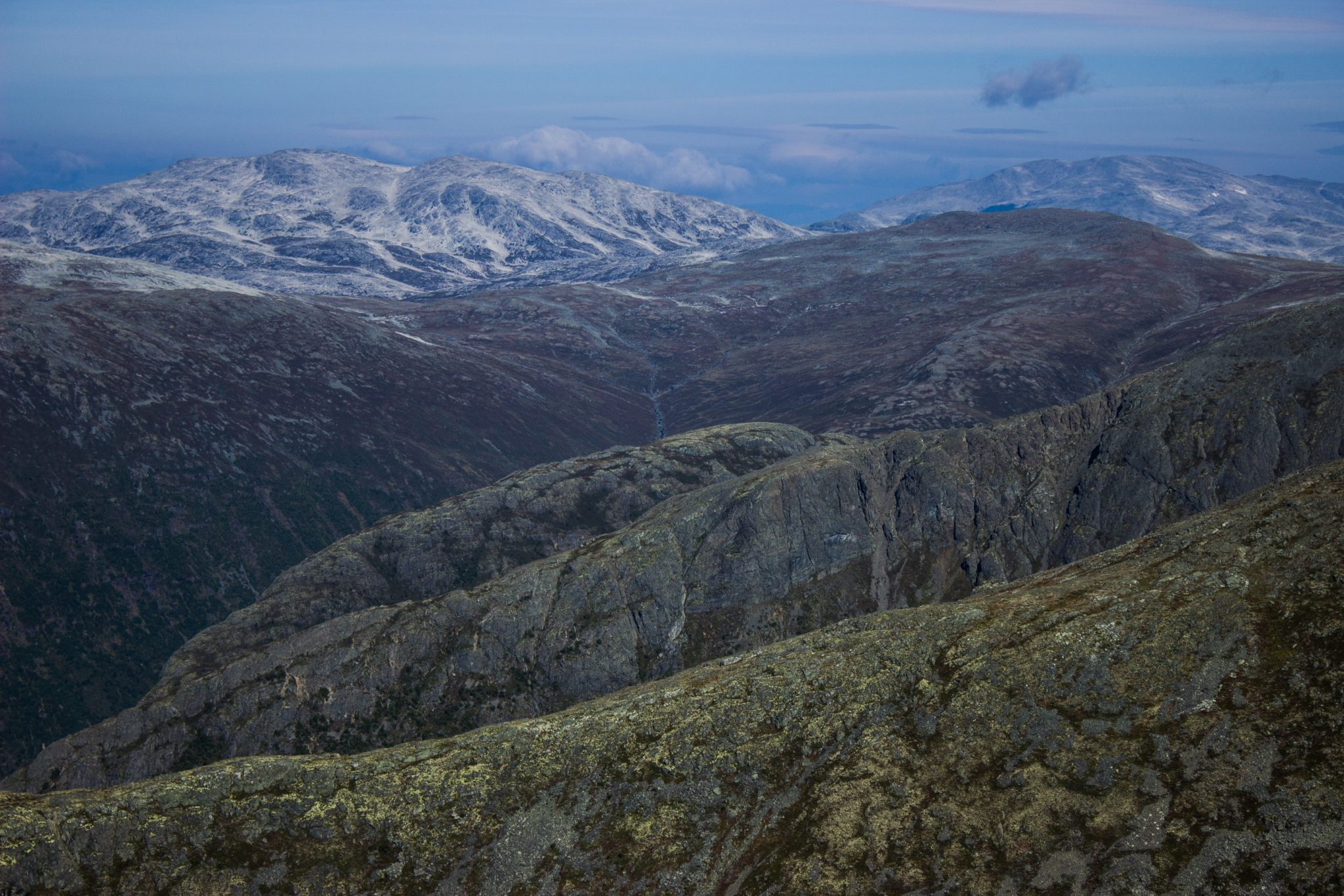 Wanderung beim Aurlandsfjord auf den Berg Prest in Aurland, Vestland, Norwegen, Start bei Straße Snøvegen über Aurlandsfjellet, vom Gipfel des Berg Prest keine Sicht auf den Aurlandsfjord