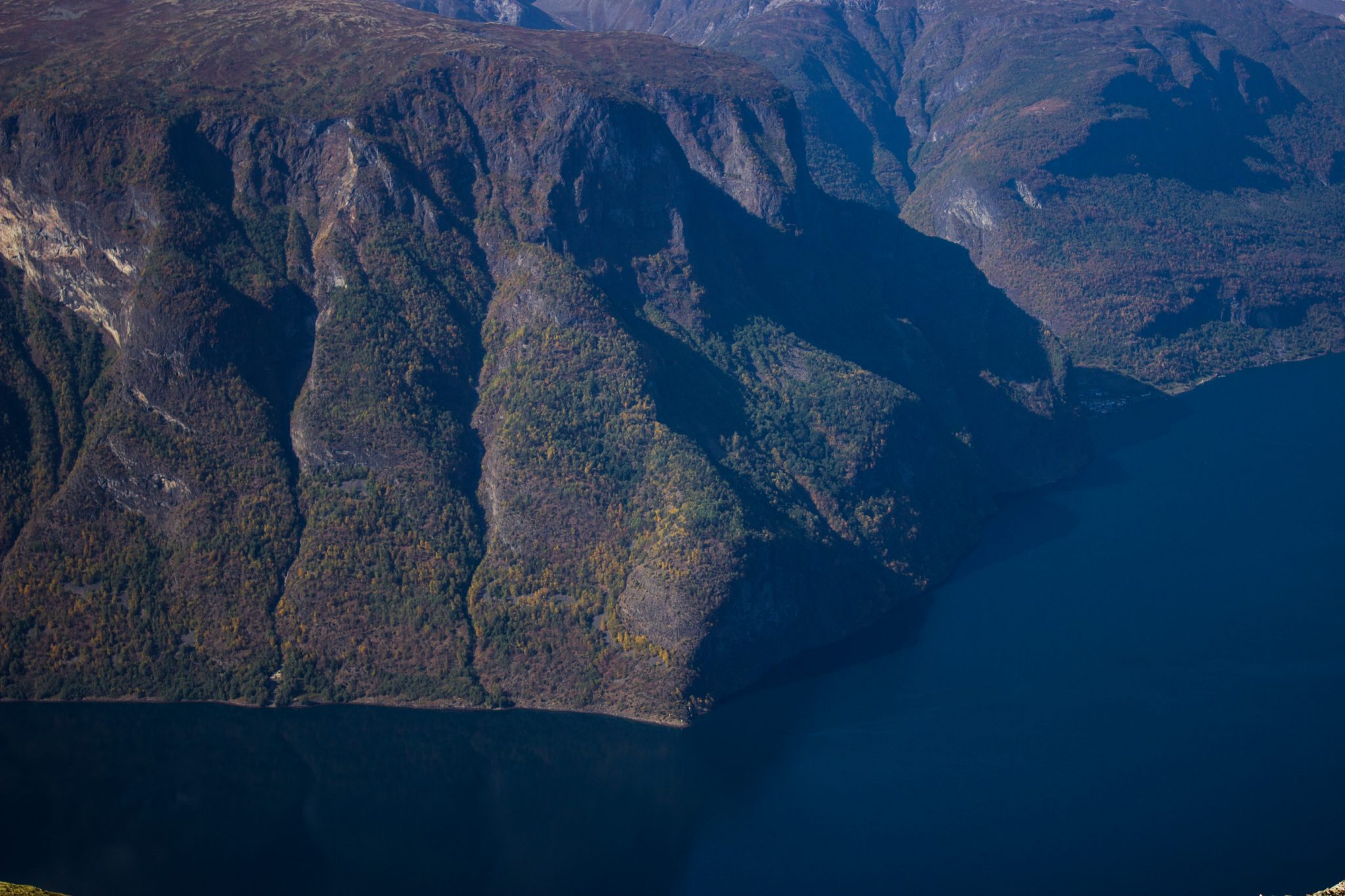 Wanderung beim Aurlandsfjord auf den Berg Prest in Aurland, Vestland, Norwegen, Start bei Straße Snøvegen über Aurlandsfjelletm Aussicht auf den Aurlandsfjord und die umliegenden Berge